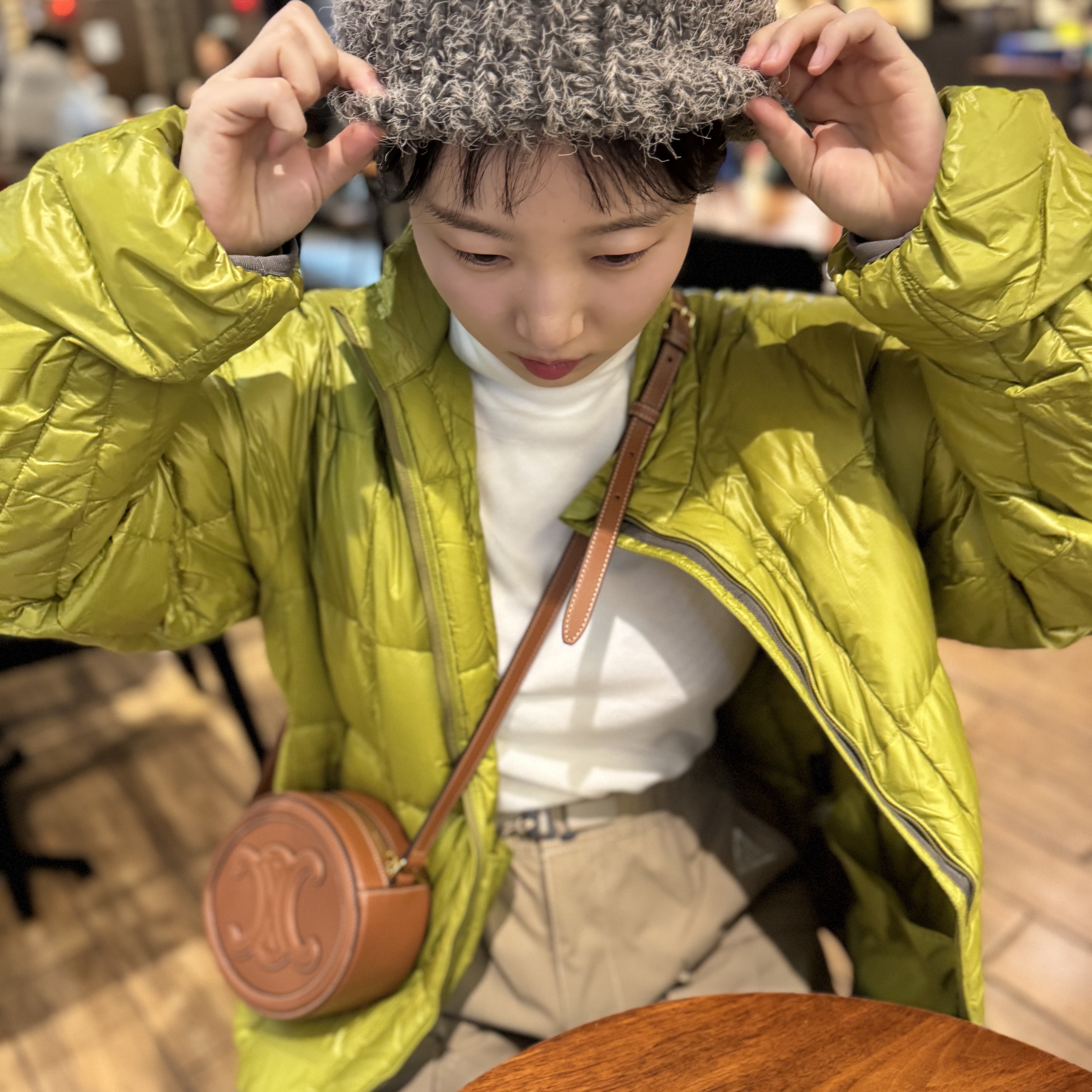 Celine Oval Bag Cuir Triomphe in Smooth Calfskin Tan, Thisisneverthat Pertex Light Down Jacket Olive Yellow 착용 스타일
