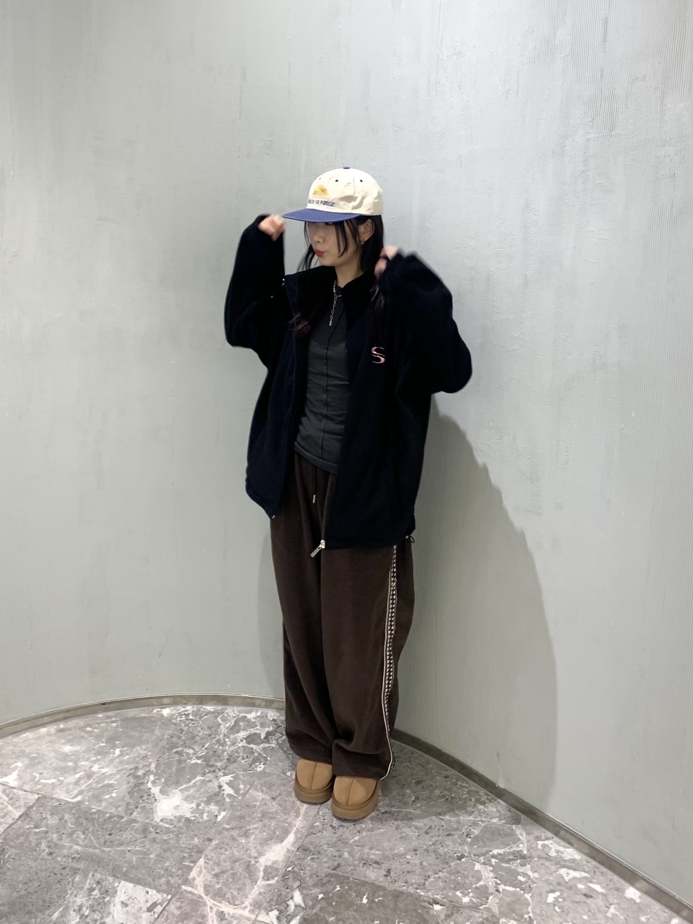 Hello Sunrise Two Tone Washed OG Logo 6Panel Cap Beige & Vintage Blue, (W) UGG Disquette Slipper Chestnut 착용 스타일