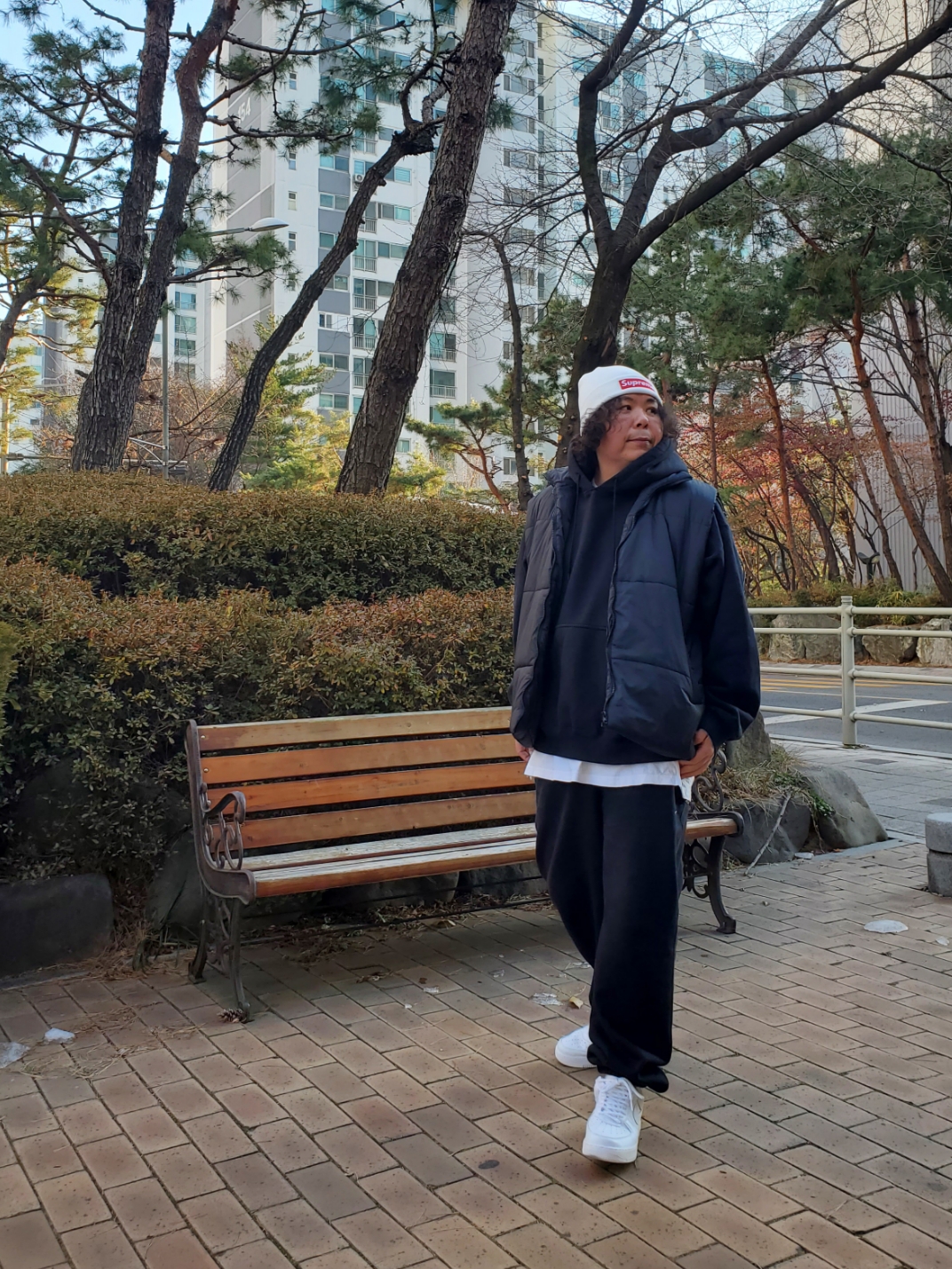 Nike Air Force 1 Low Retro Color of the Month White, (W) Nike NRG Solo Swoosh Fleece Pants Black White - US/EU 착용 스타일 - 2