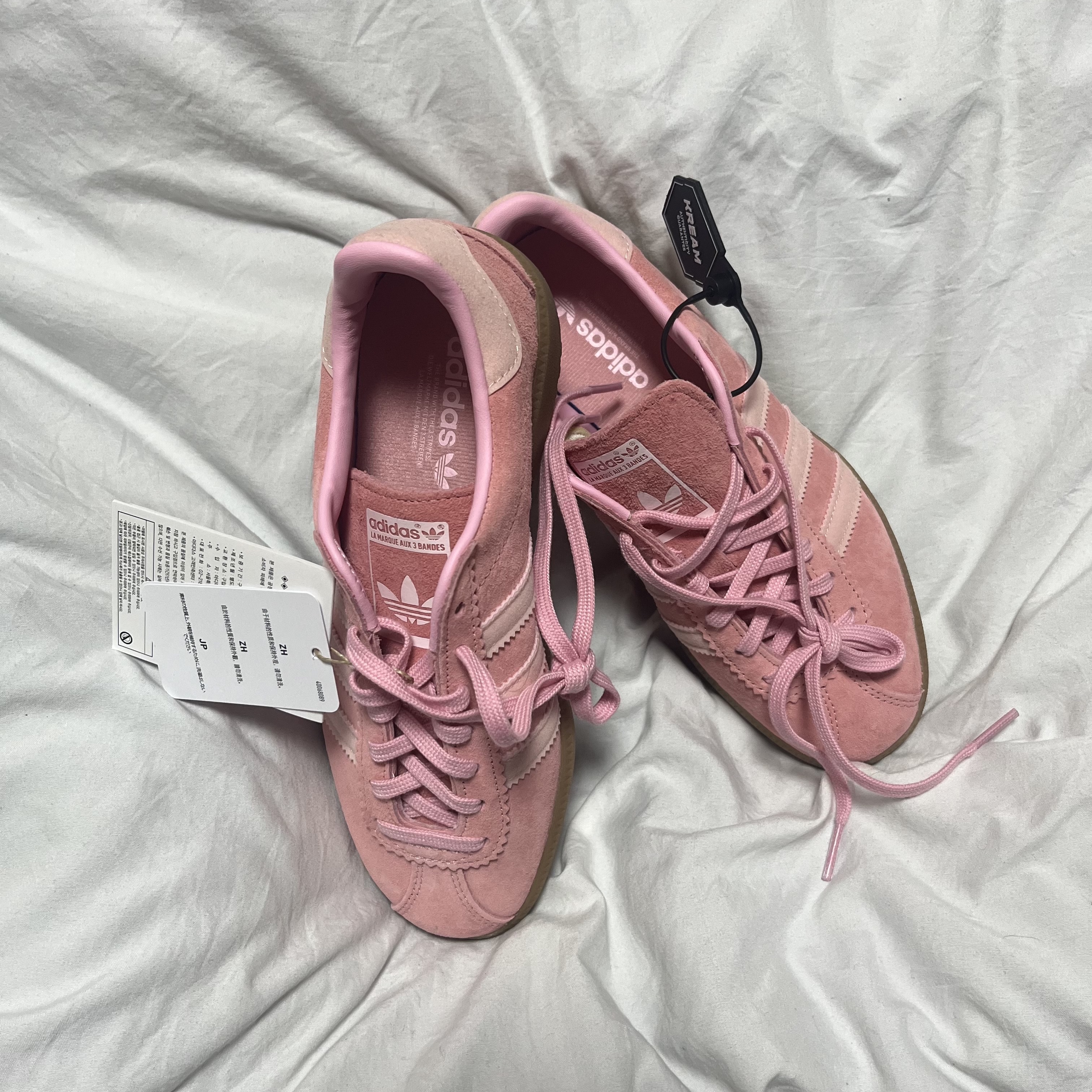Adidas Bermuda Glow Pink 착용 스타일