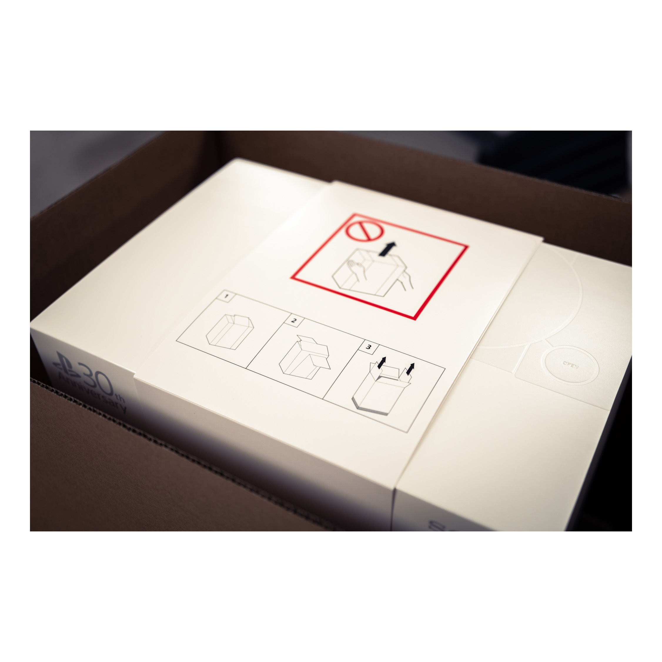 Playstation 5 Pro 30th Anniversary Limited Edition Bundle (SIEK 220V) 착용 스타일 - 2