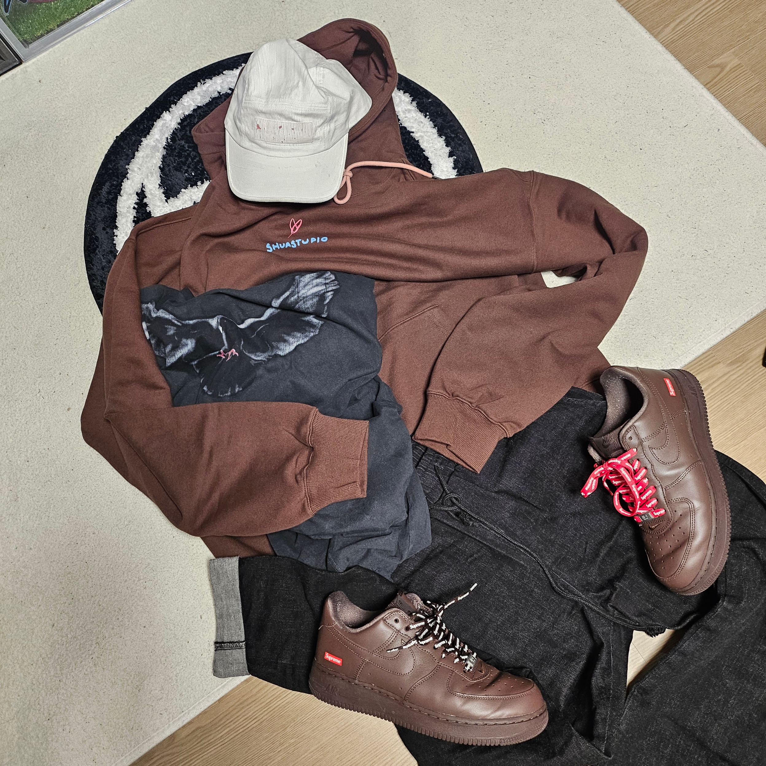 Nike x Supreme Air Force 1 Low Baroque Brown, Supreme x MM6 Maison Margiela Painted Camp Cap White - 24SS 착용 스타일 - 5