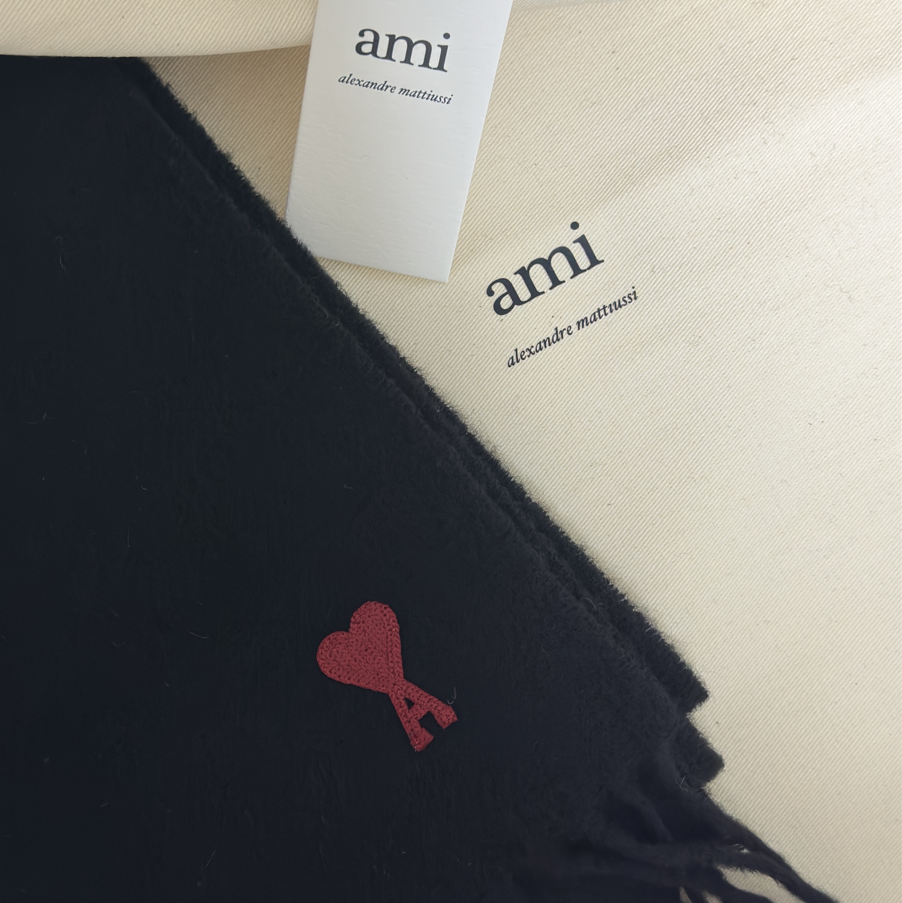 AMI de Coeur Wool Classic Muffler Black 착용 스타일
