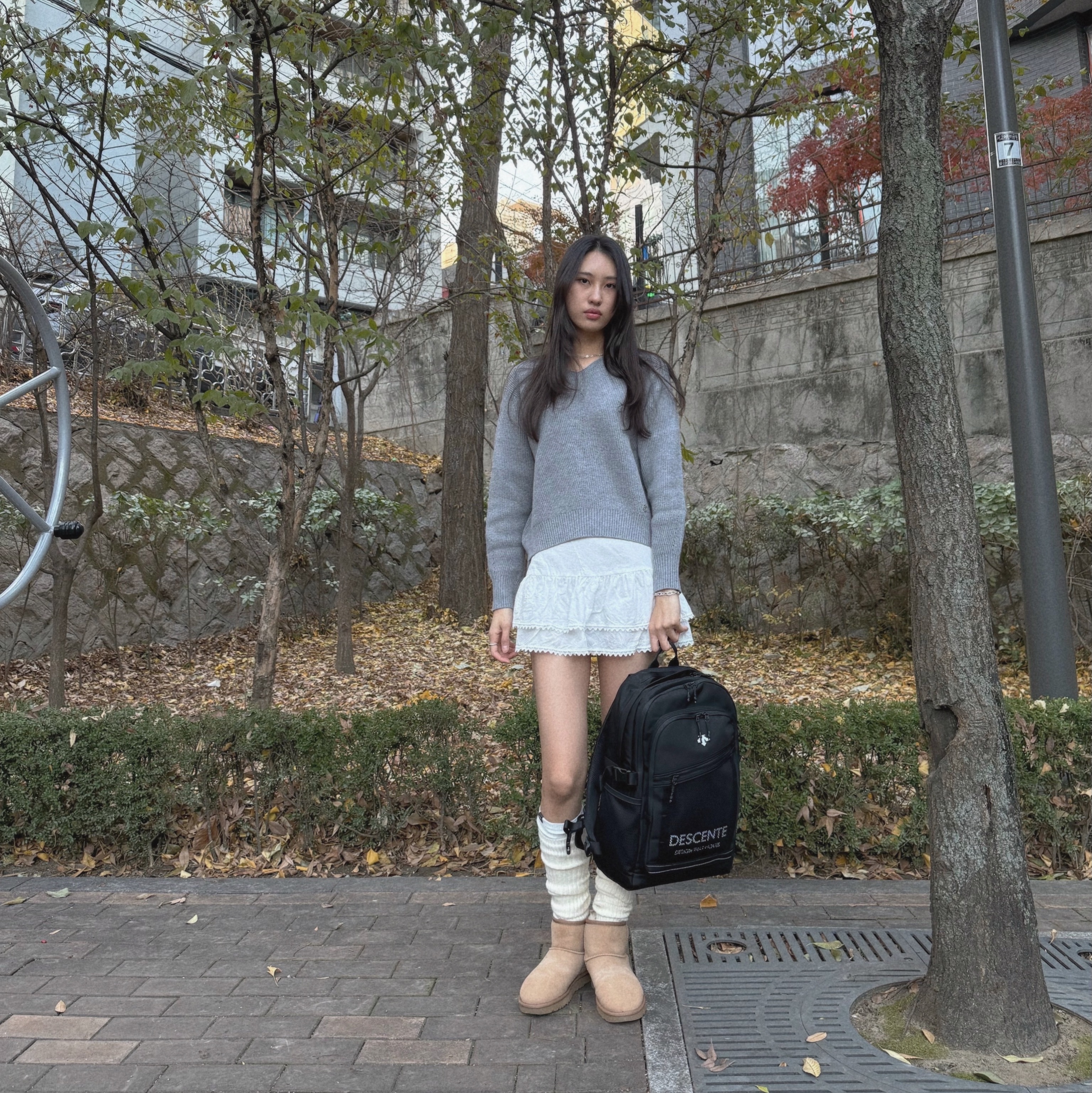 (W) UGG Classic Mini II Boots Chestnut, Samsung Galaxy Buds3 Silver 착용 스타일 - 1