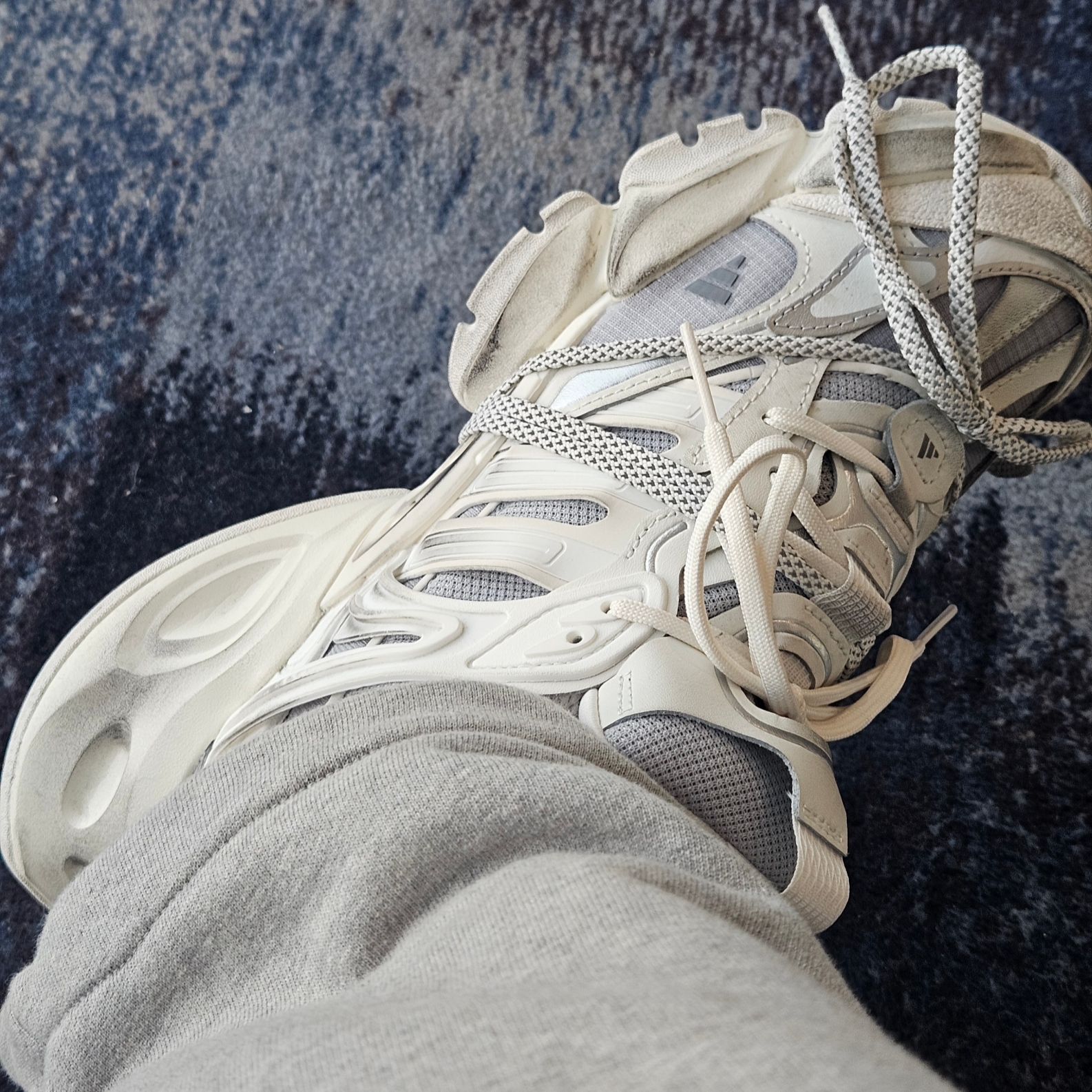 Adidas Vento XLG Deluxe Sneakers Core White Silver Metallic 착용 스타일 - 2
