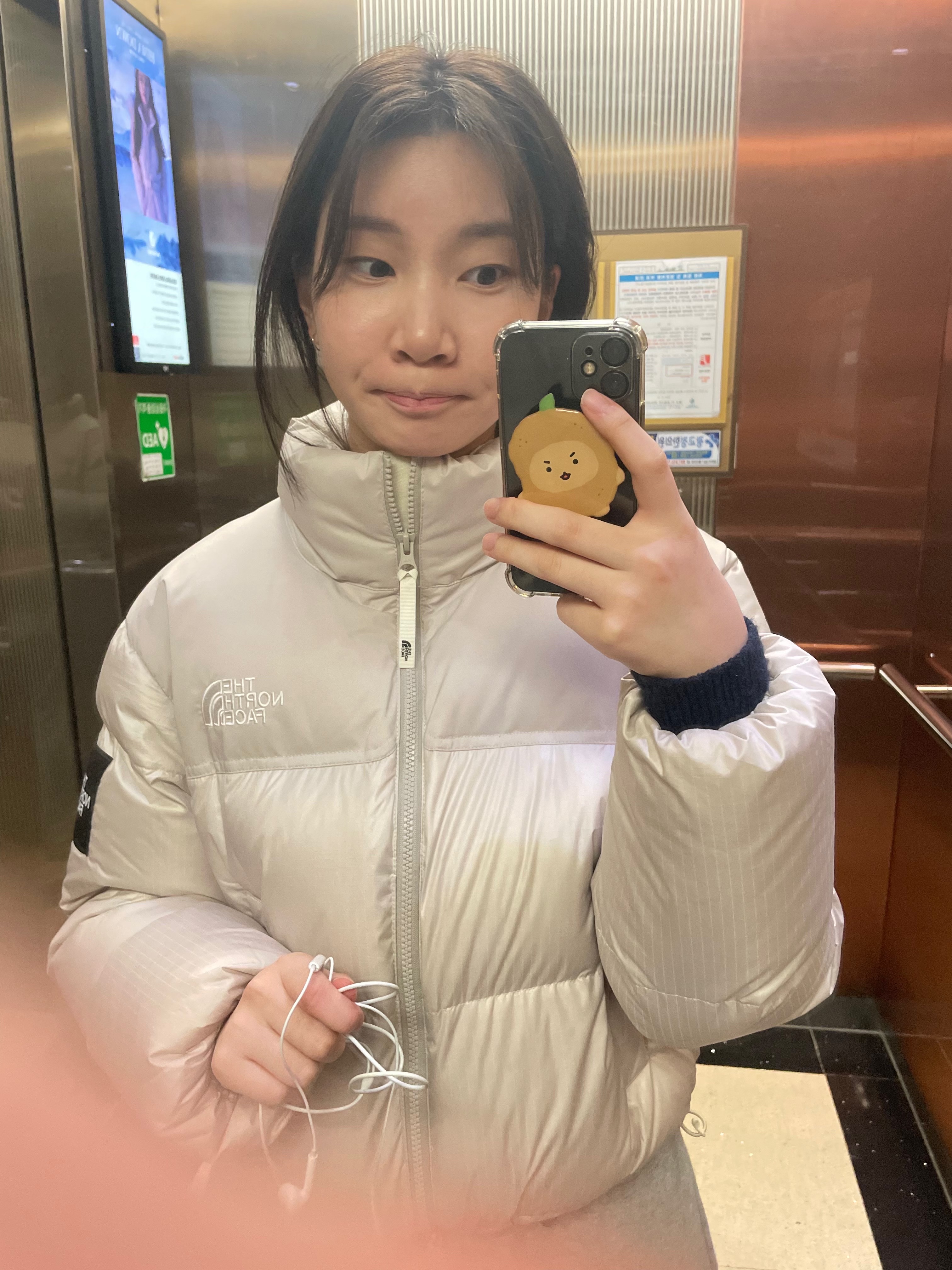 (W) The North Face White Label Novelty Nuptse Down Jacket Cream Beige 착용 스타일 - 3