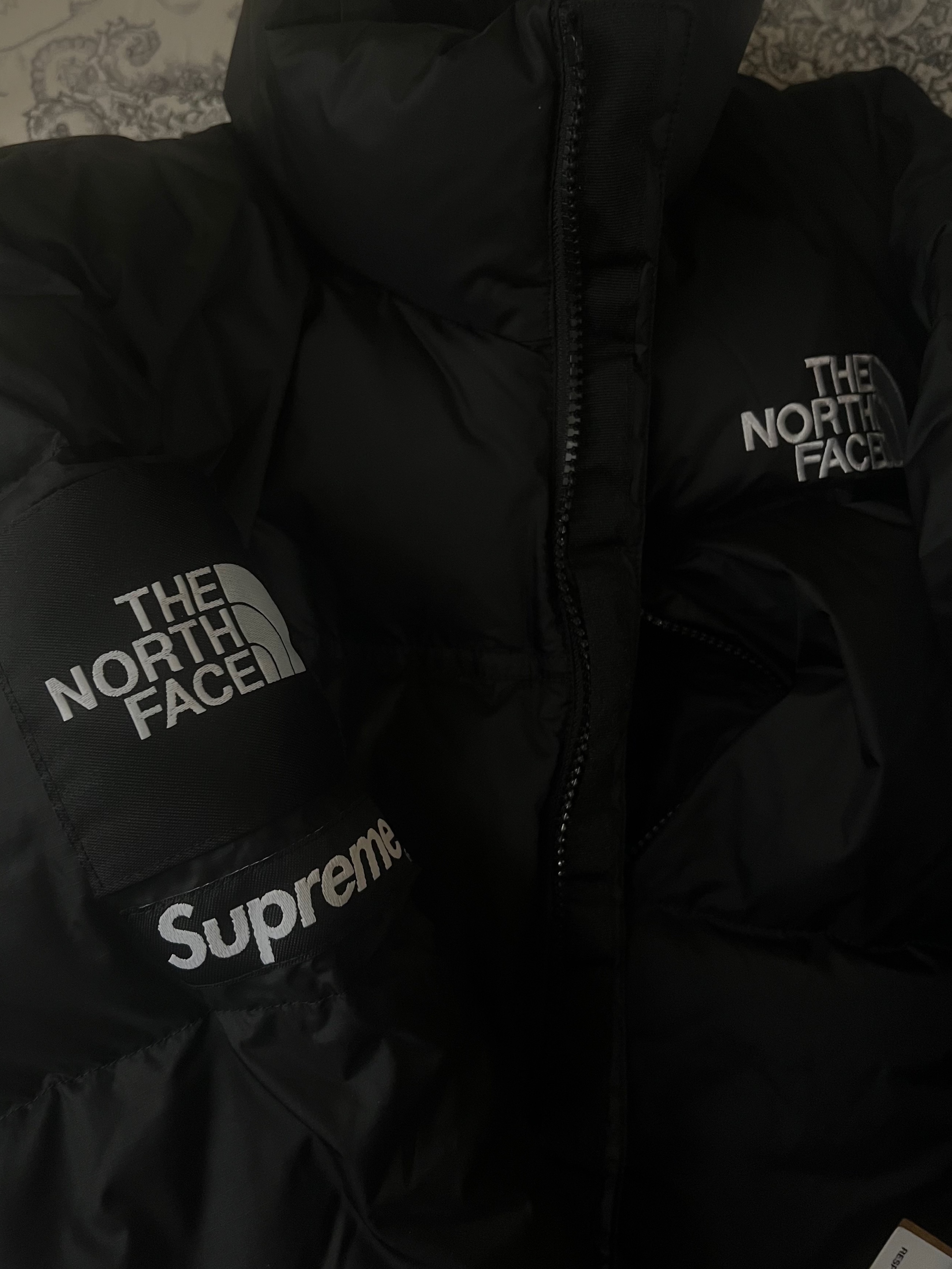 Supreme x The North Face Split Nuptse Jacket Black - 24SS, (W) UGG Classic Short II Boots Black 착용 스타일 - 3