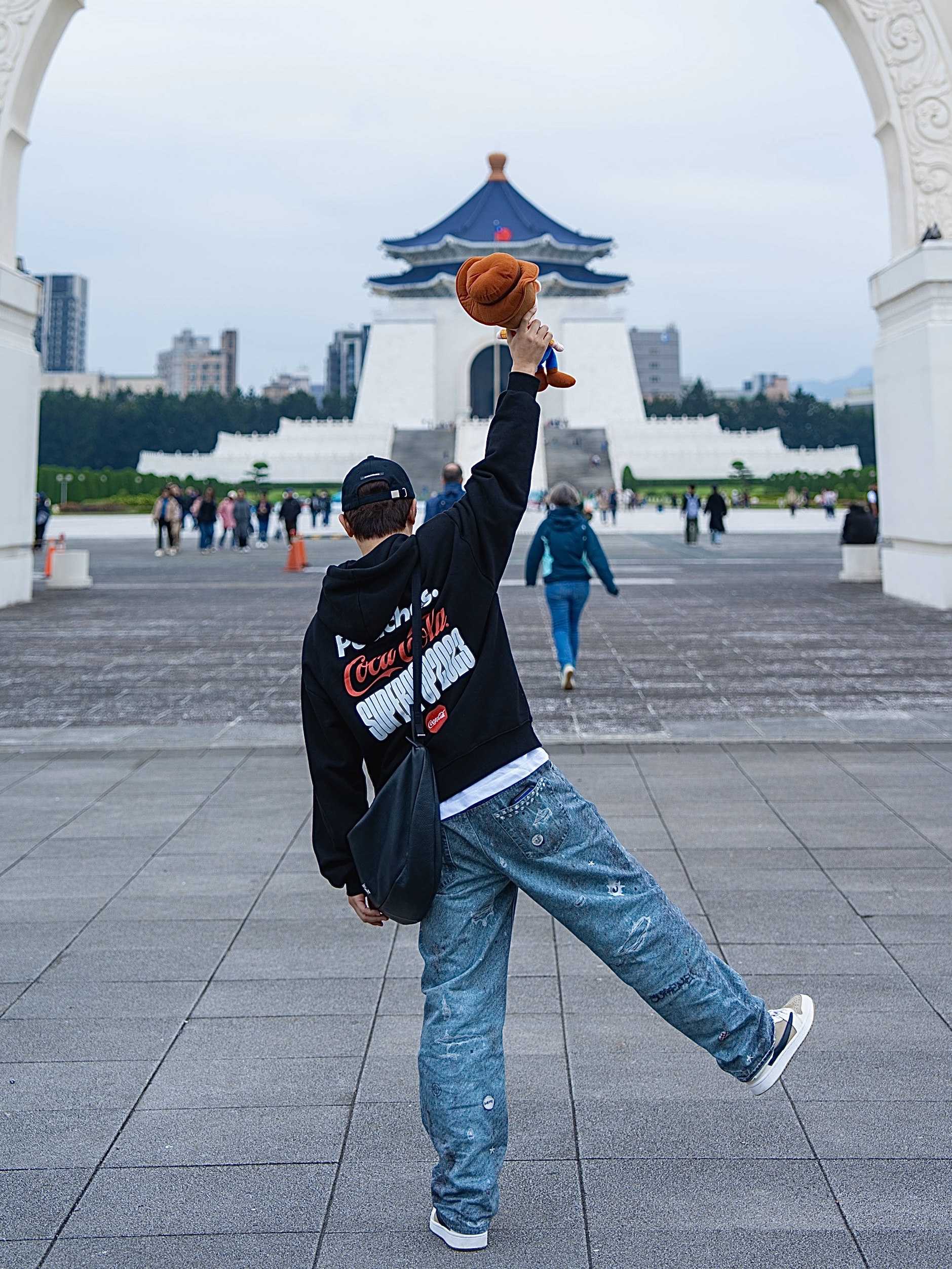 Supreme HJR Trompe L'oeil Loose Fit Jean Blue - 24FW, Jordan 1 x Travis Scott Retro Low Golf NRG Neutral Olive 착용 스타일