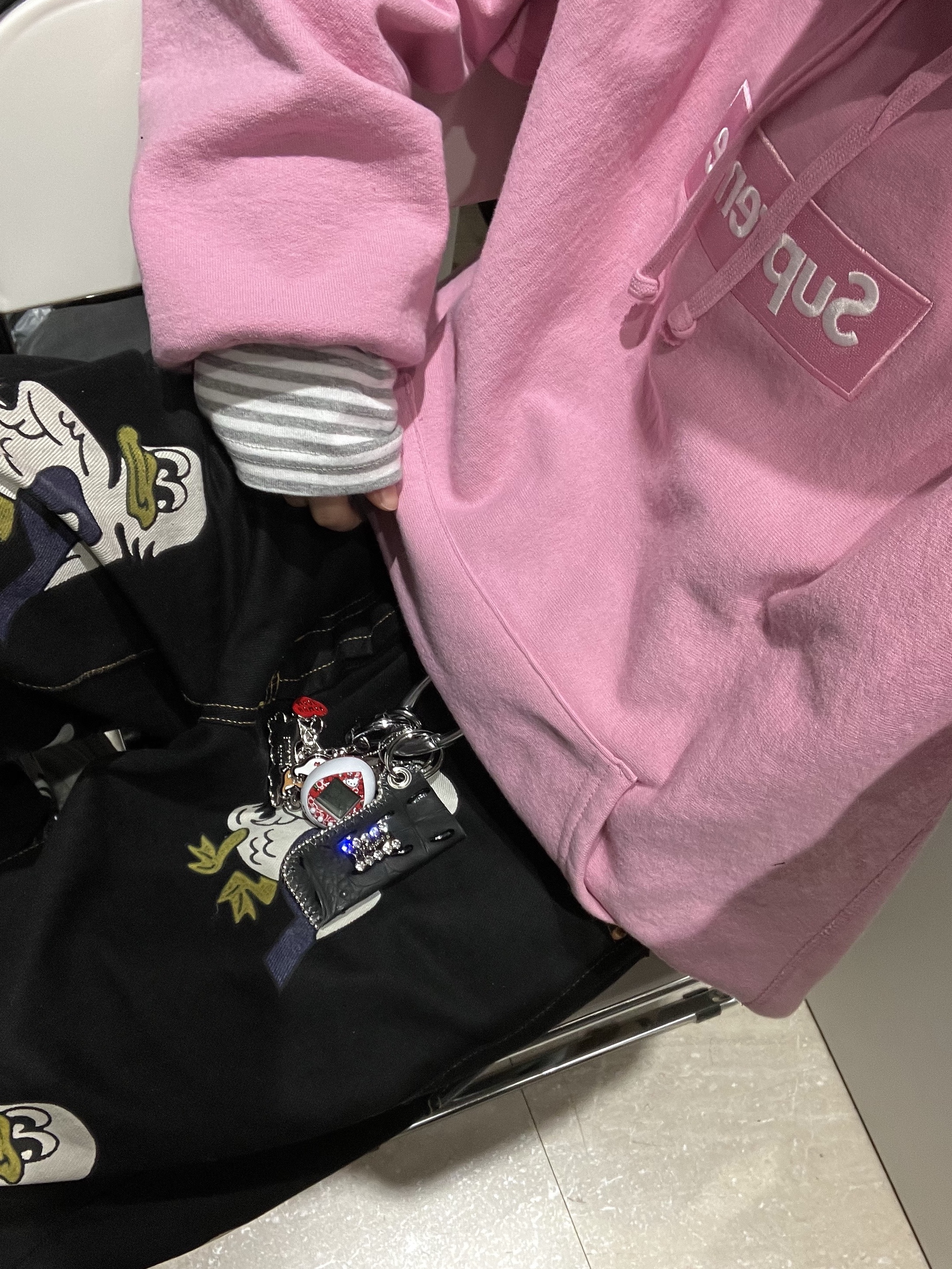 Supreme Box Logo Hooded Sweatshirt Dusty Pink - 24FW, Supreme x B.B. Simon Leather Lighter Case Keychain Black - 24FW 착용 스타일