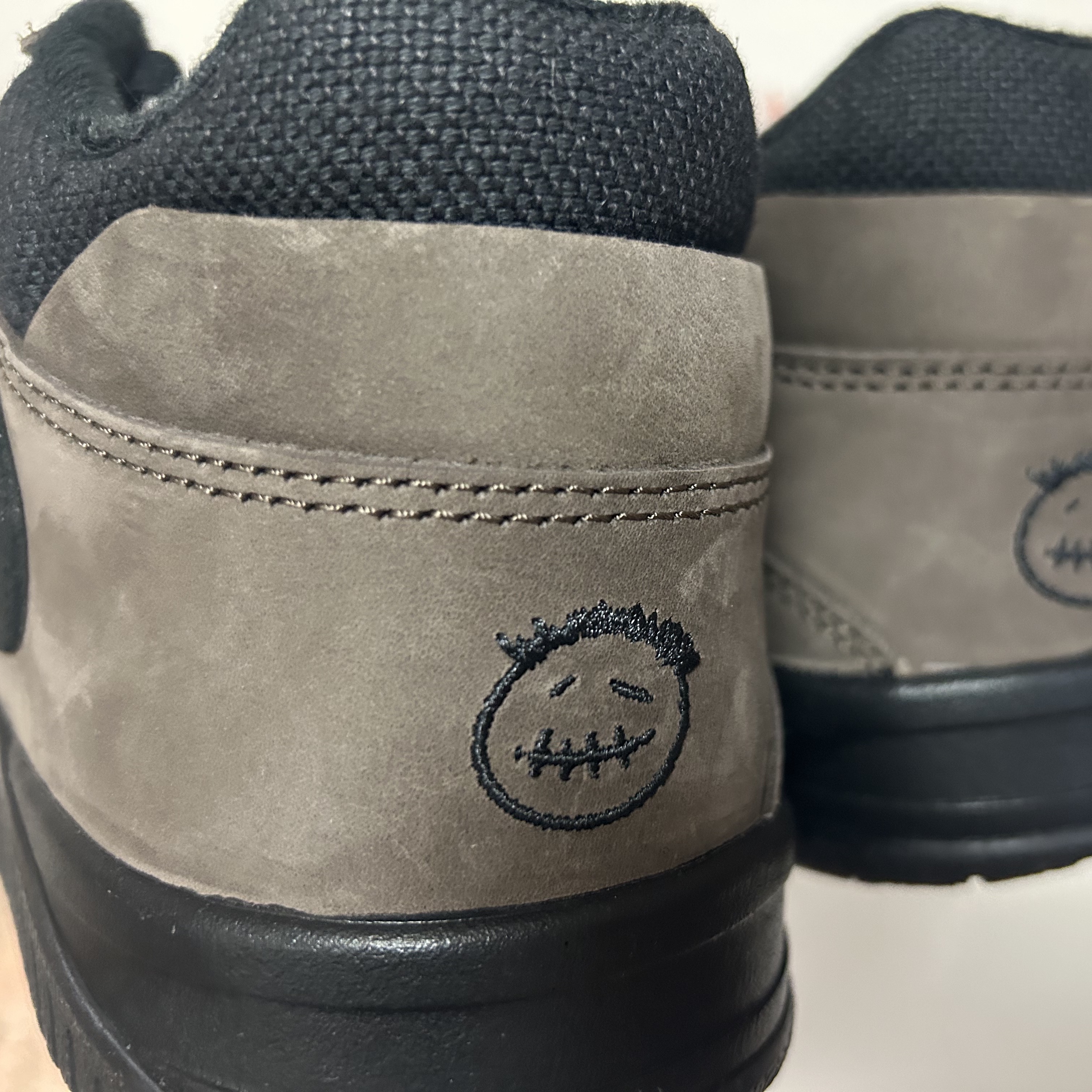 Jordan x Travis Scott Jumpman Jack TR Black and Dark Mocha 착용 스타일 - 4