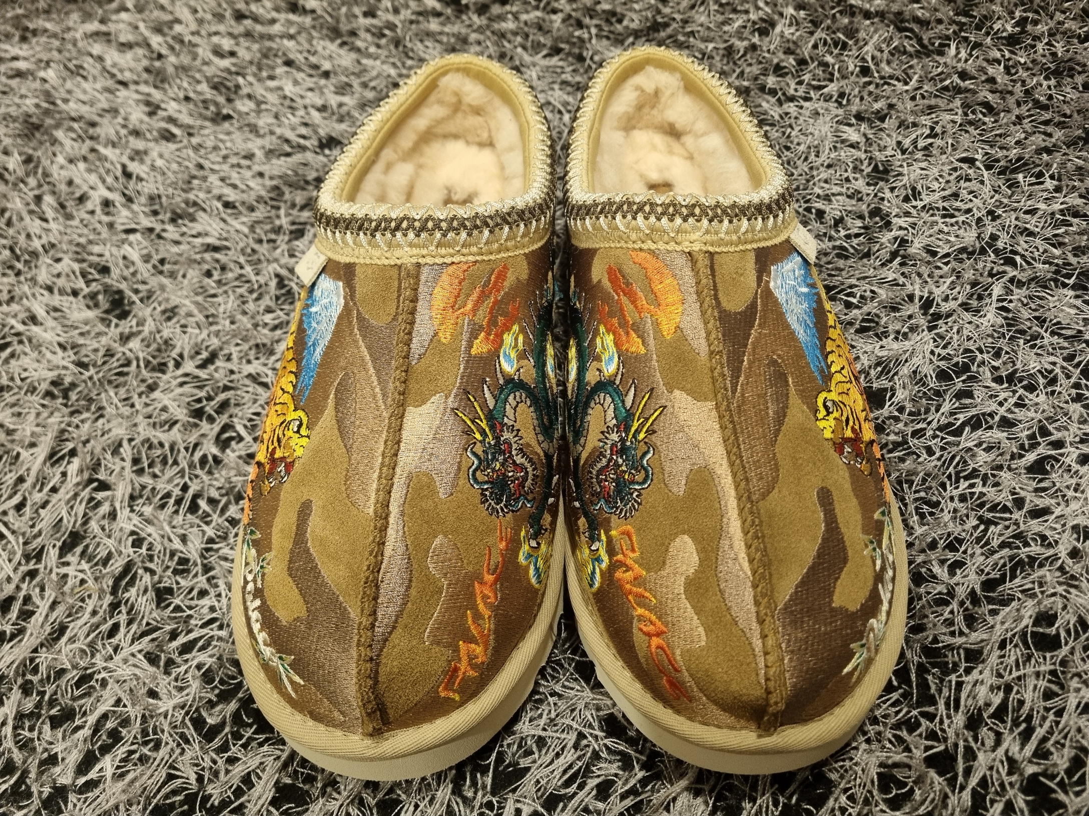 UGG x Palace Tasman Slipper Chestnut Camo 착용 스타일 - 5