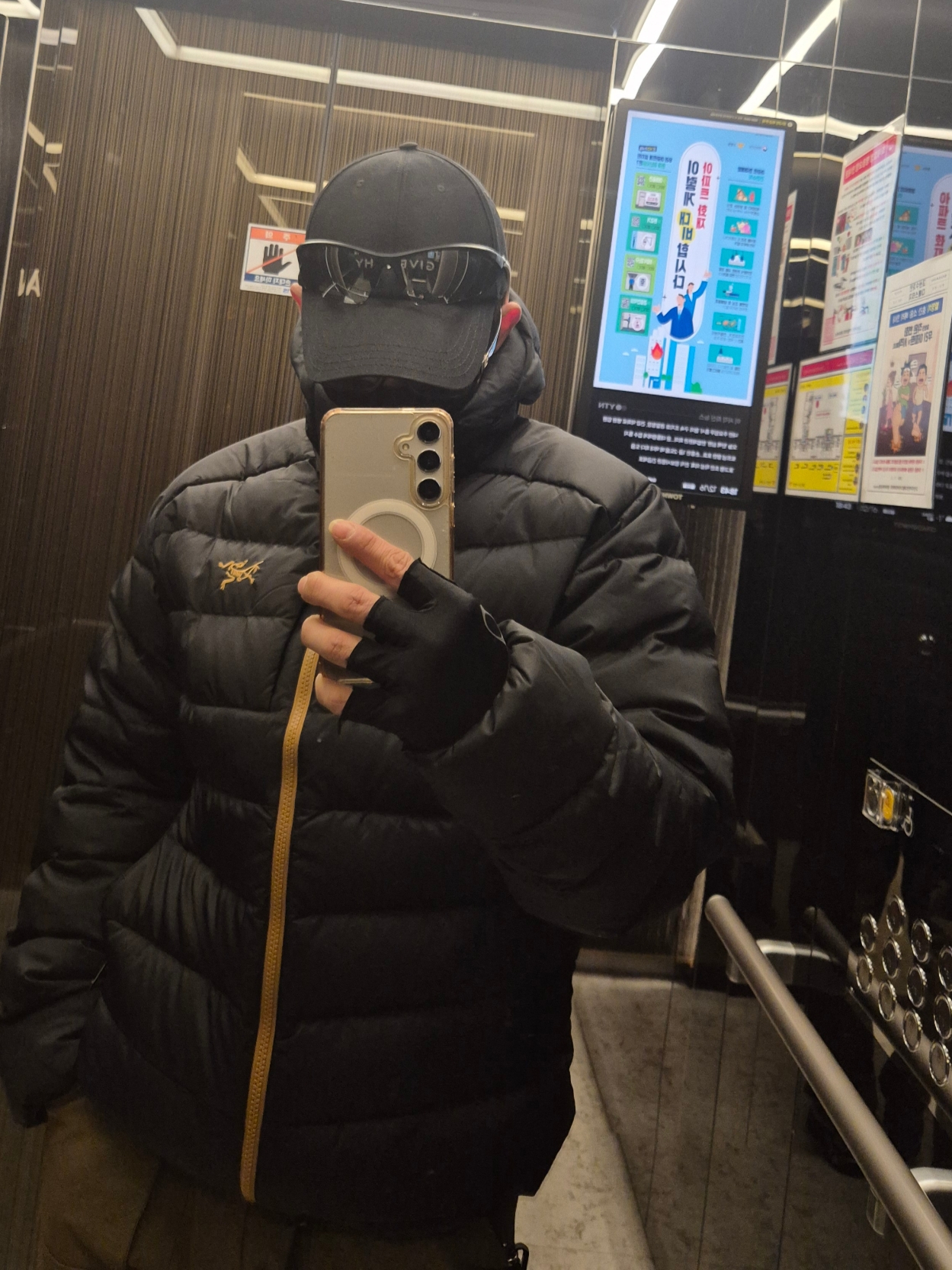 Arc'teryx Thorium Hoody Dark Magic, Givenchy Curved Cap with Embroidered Logo Black 착용 스타일
