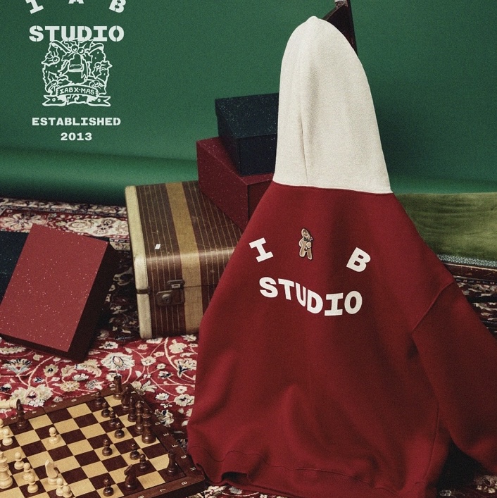IAB Studio 24 Christmas Hoodie Burgundy Oatmeal, Nike x Fragment Air Zoom Spiridon Blue Void 착용 스타일 - 2