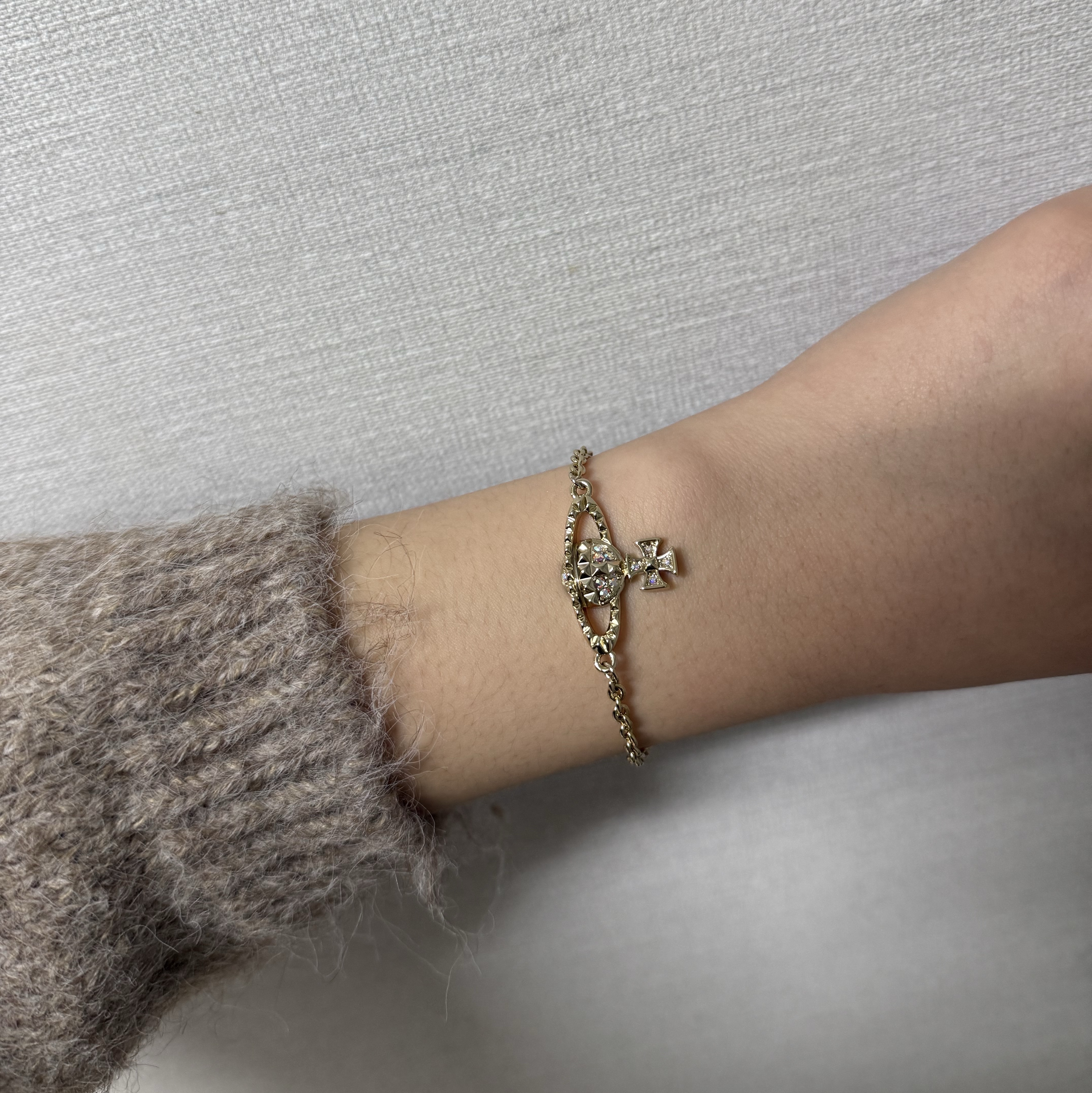 Vivienne Westwood Mayfair Bas Relief Bracelet Gold 착용 스타일
