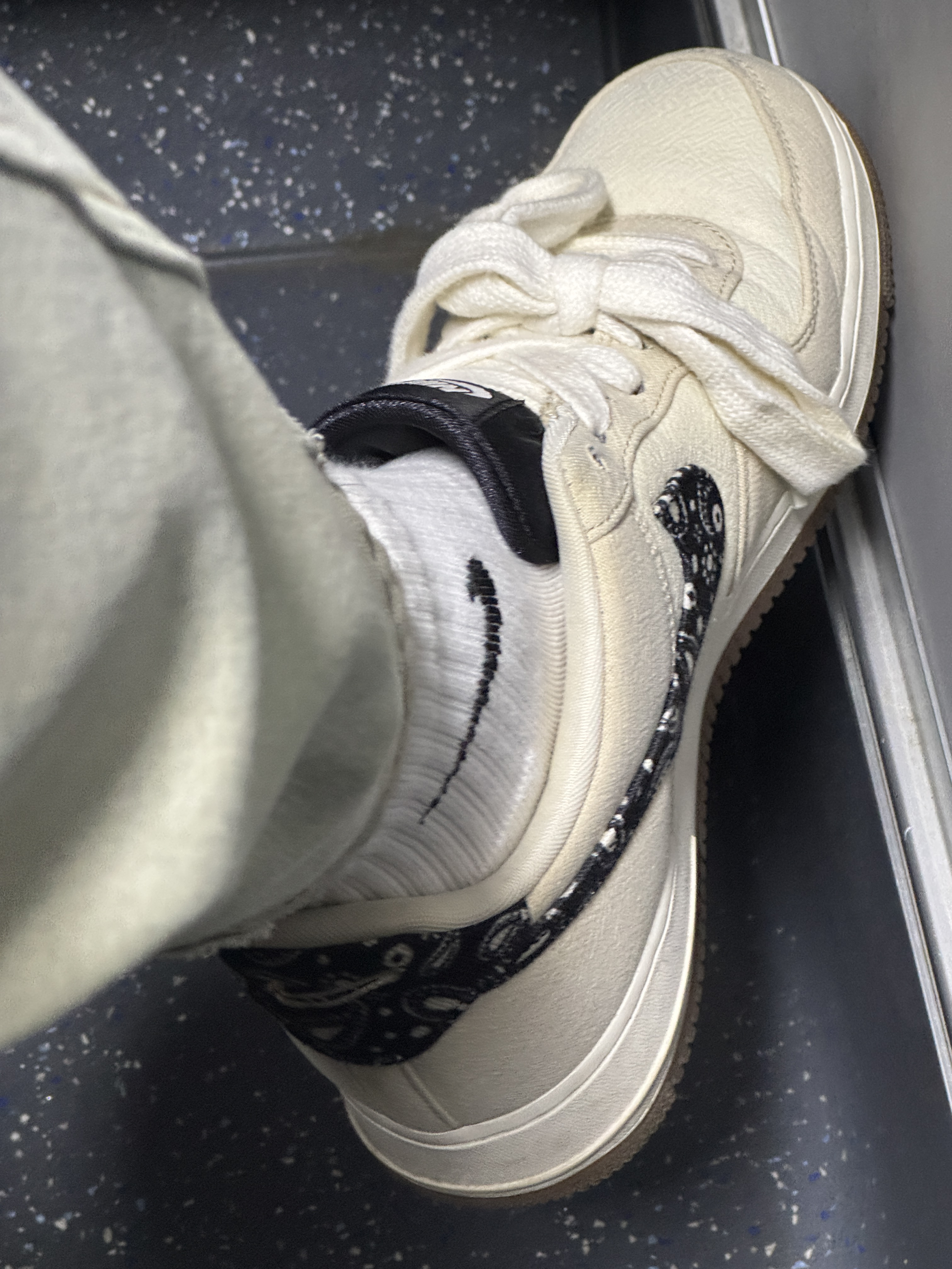Nike Air Force 1 '07 LV8 Paisley Swoosh 착용 스타일