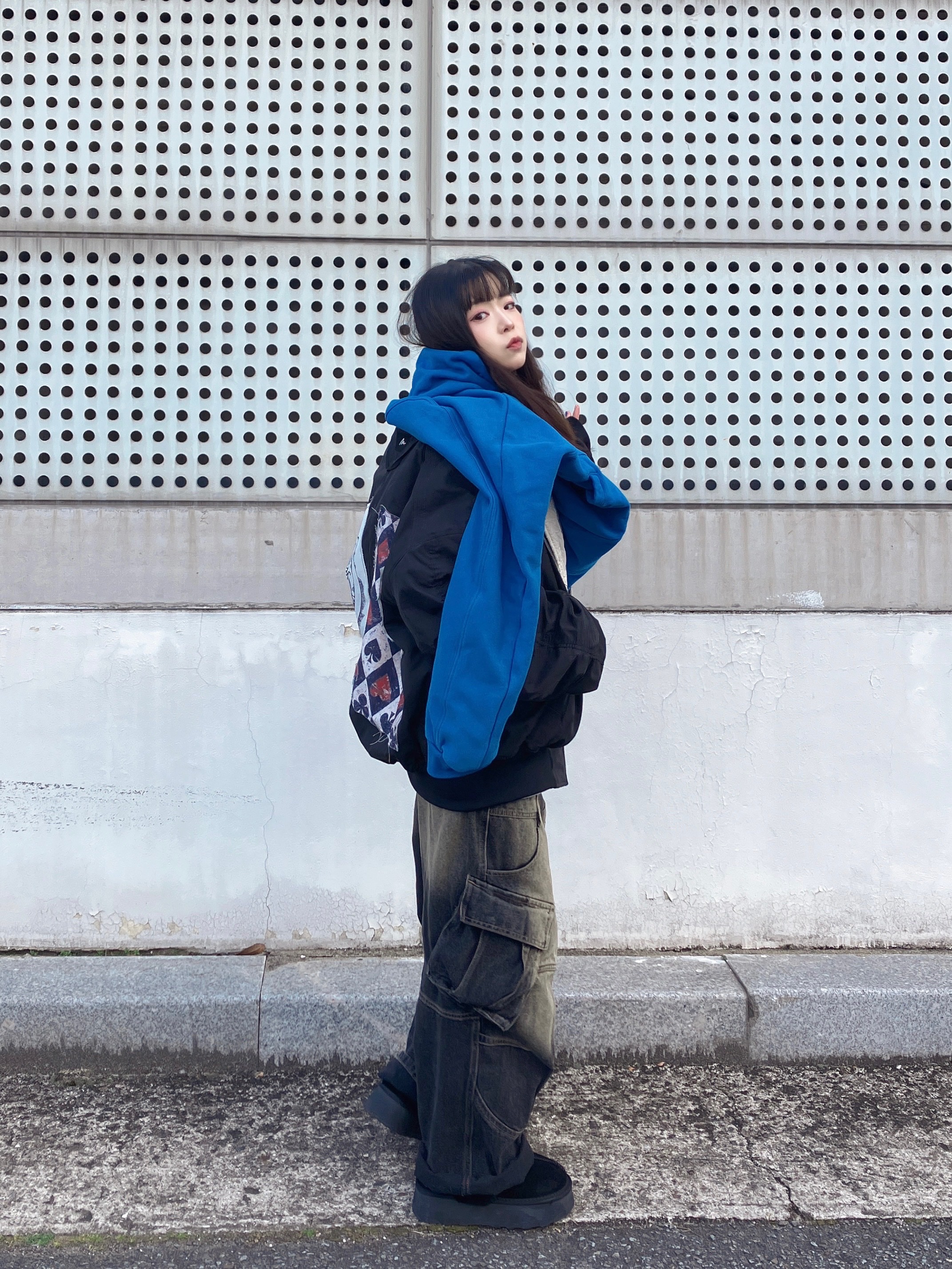 Grailz Geometry Hoodie Azzuri Blue, (W) UGG Funkette Slides Black 착용 스타일 - 3