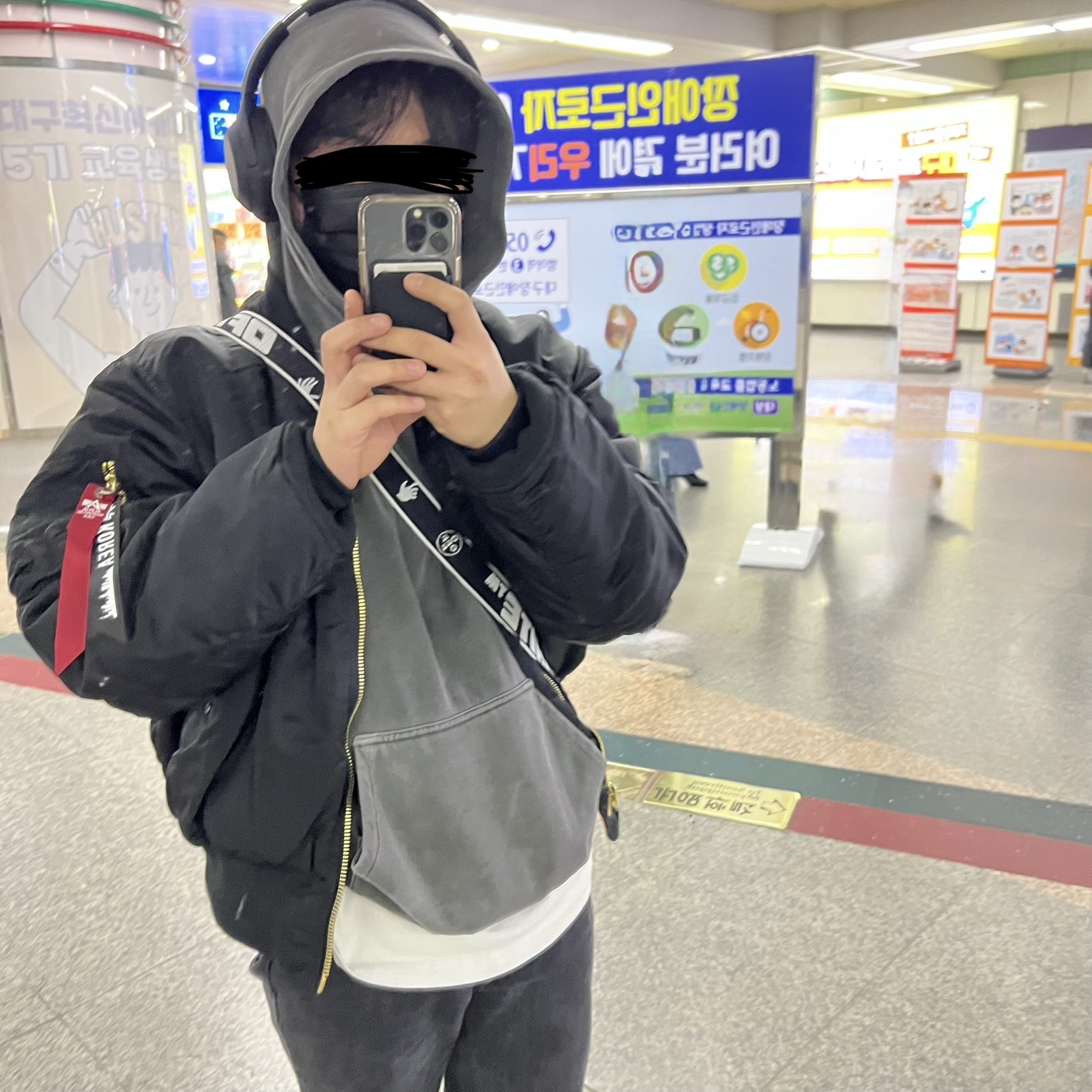 Off-White x Amore Pacific Protection Box (Without Cosmetics), ALPHA INDUSTRIES MA-1 Flight Jacket Black 착용 스타일 - 1