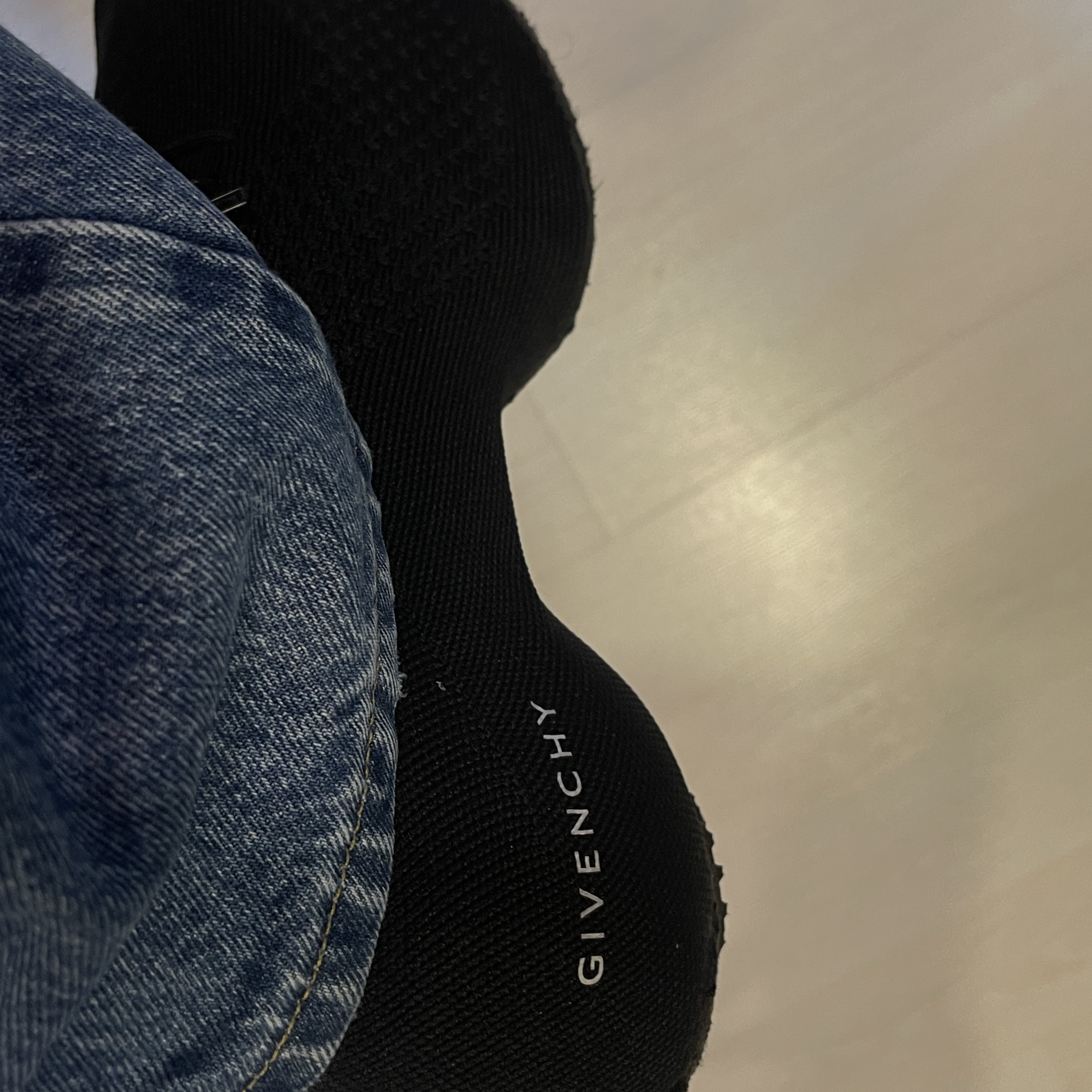Givenchy TK-360 Knit Sneakers Black 착용 스타일 - 2