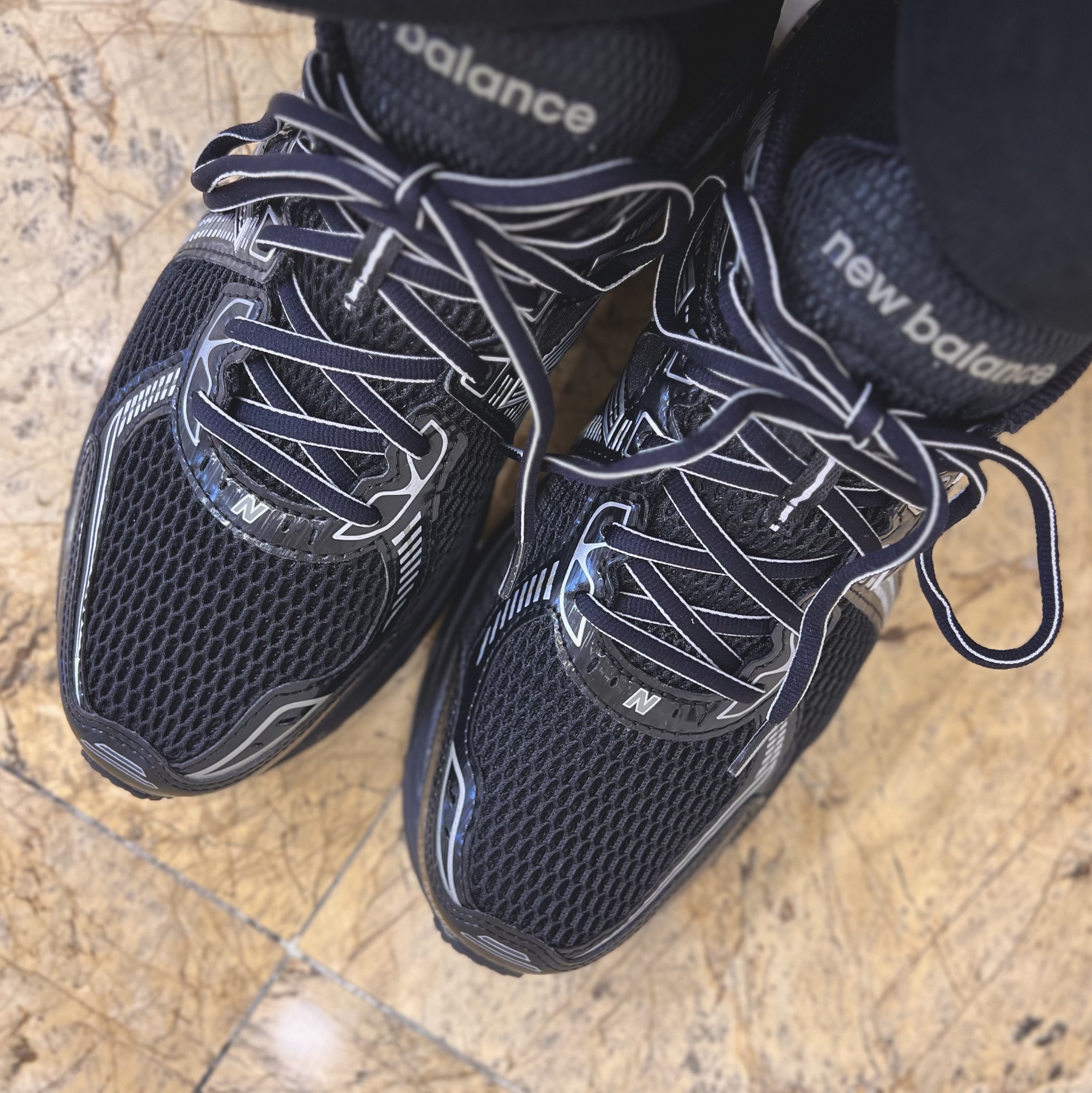 New Balance 860v2 Black Grey 착용 스타일 - 4