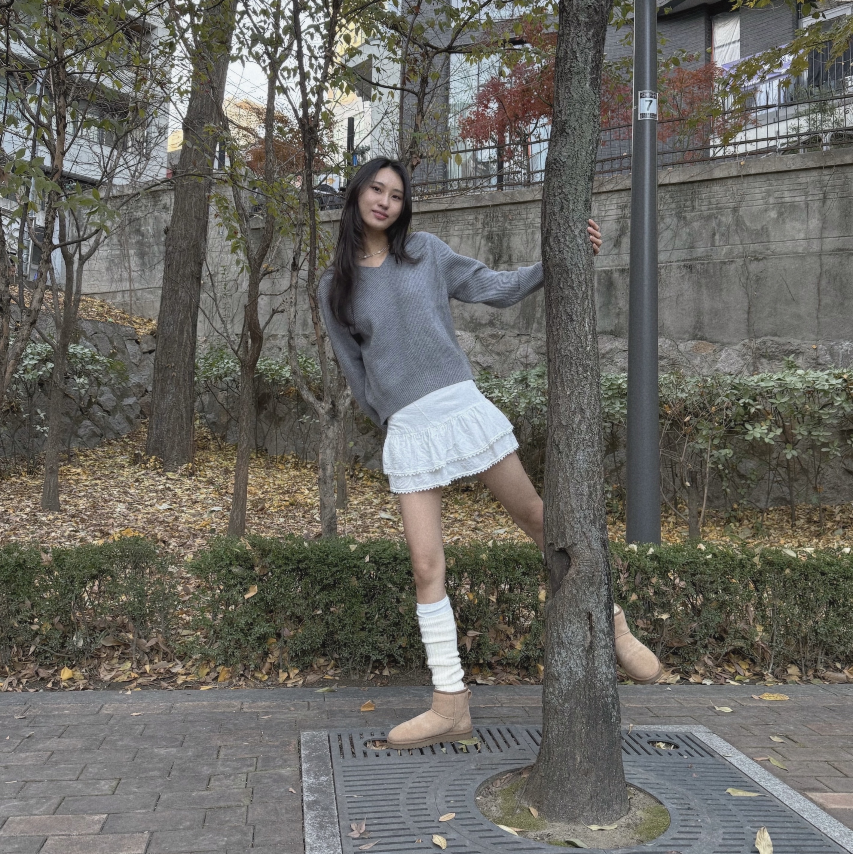 (W) UGG Classic Mini II Boots Chestnut, Samsung Galaxy Buds3 Silver 착용 스타일 - 3