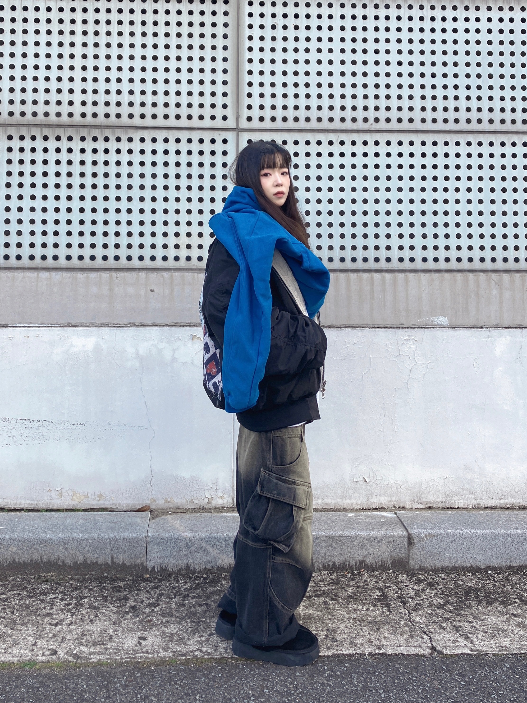 Grailz Geometry Hoodie Azzuri Blue, (W) UGG Funkette Slides Black 착용 스타일 - 4
