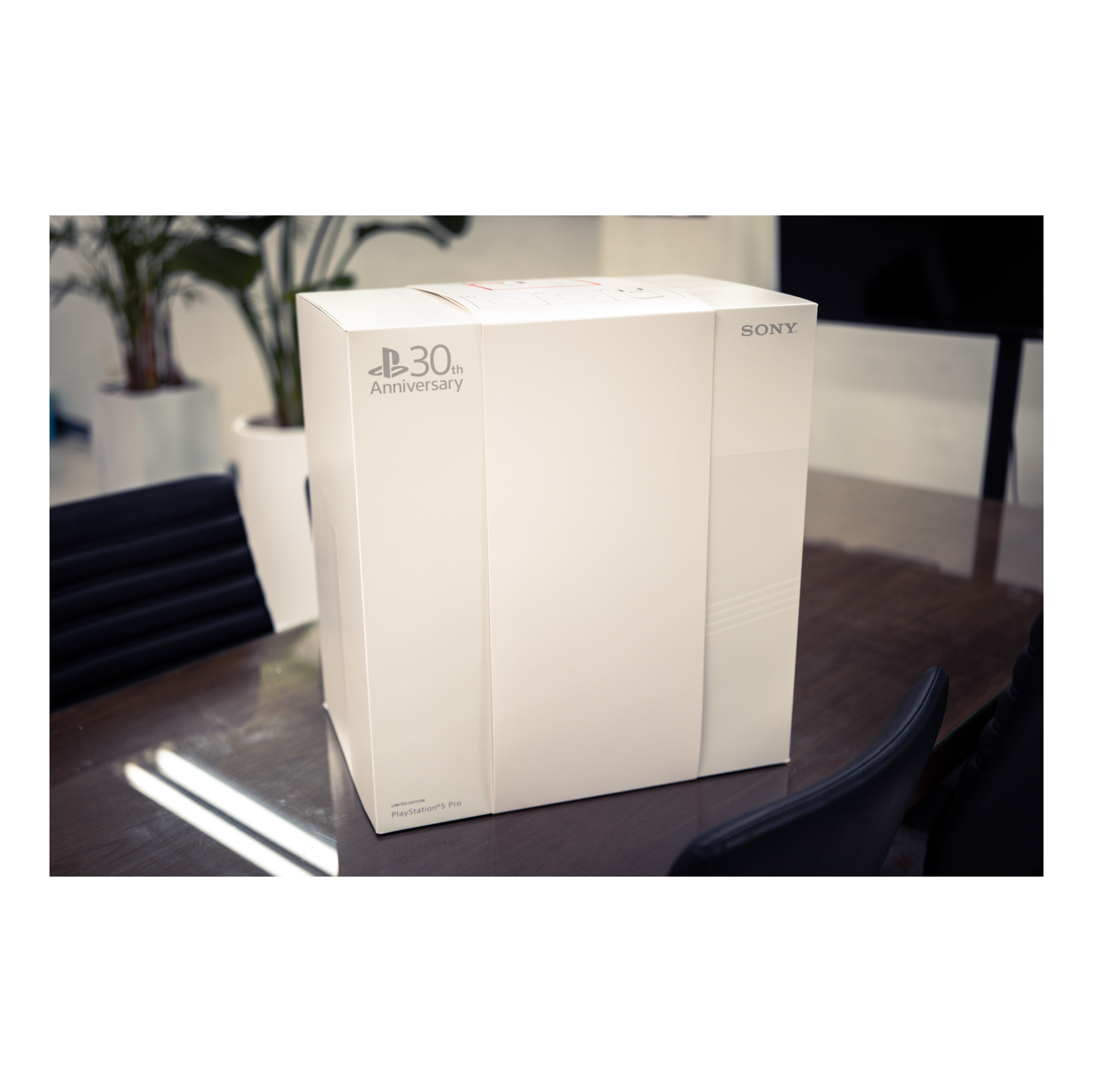 Playstation 5 Pro 30th Anniversary Limited Edition Bundle (SIEK 220V) 착용 스타일 - 4