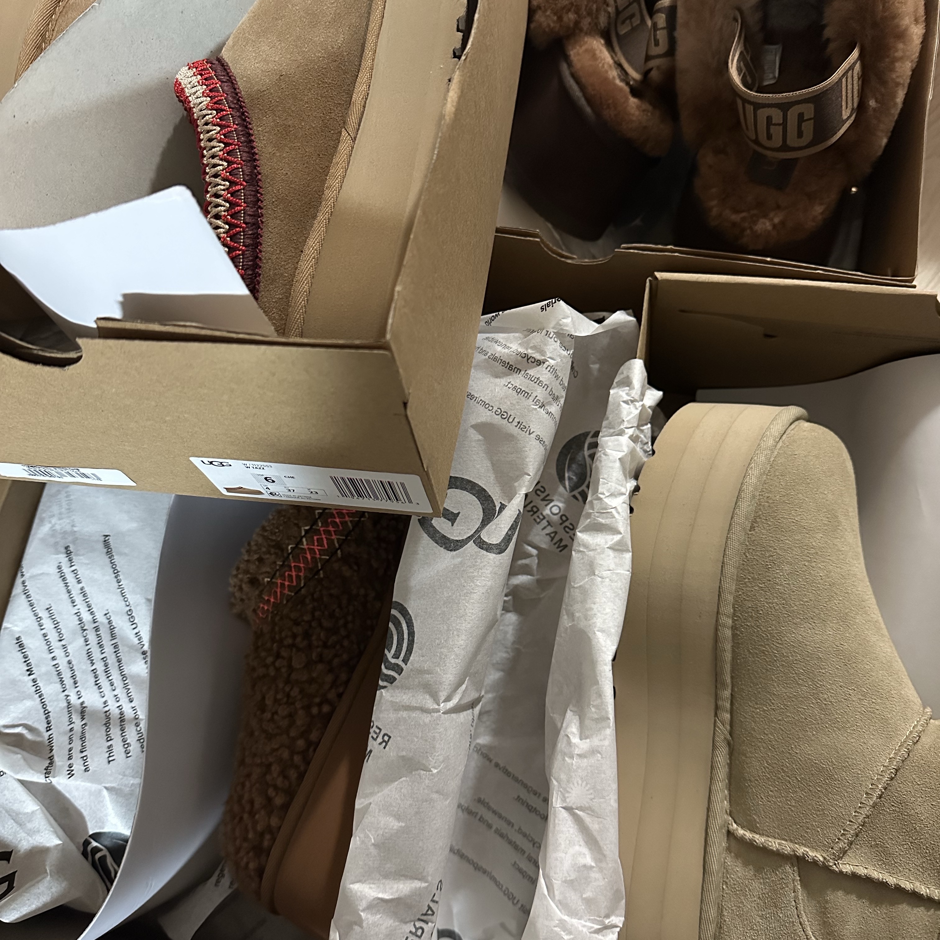 (W) UGG Tazz Slipper Chestnut, (W) UGG Classic Ultra Mini Platform Sand 착용 스타일