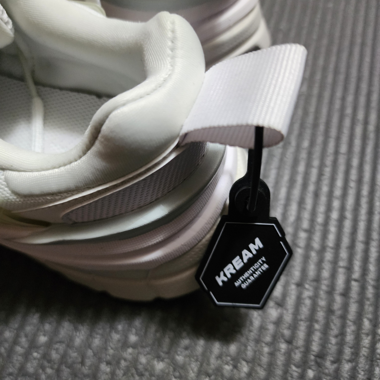 Nike V2K Run Metallic Silver White 착용 스타일 - 2