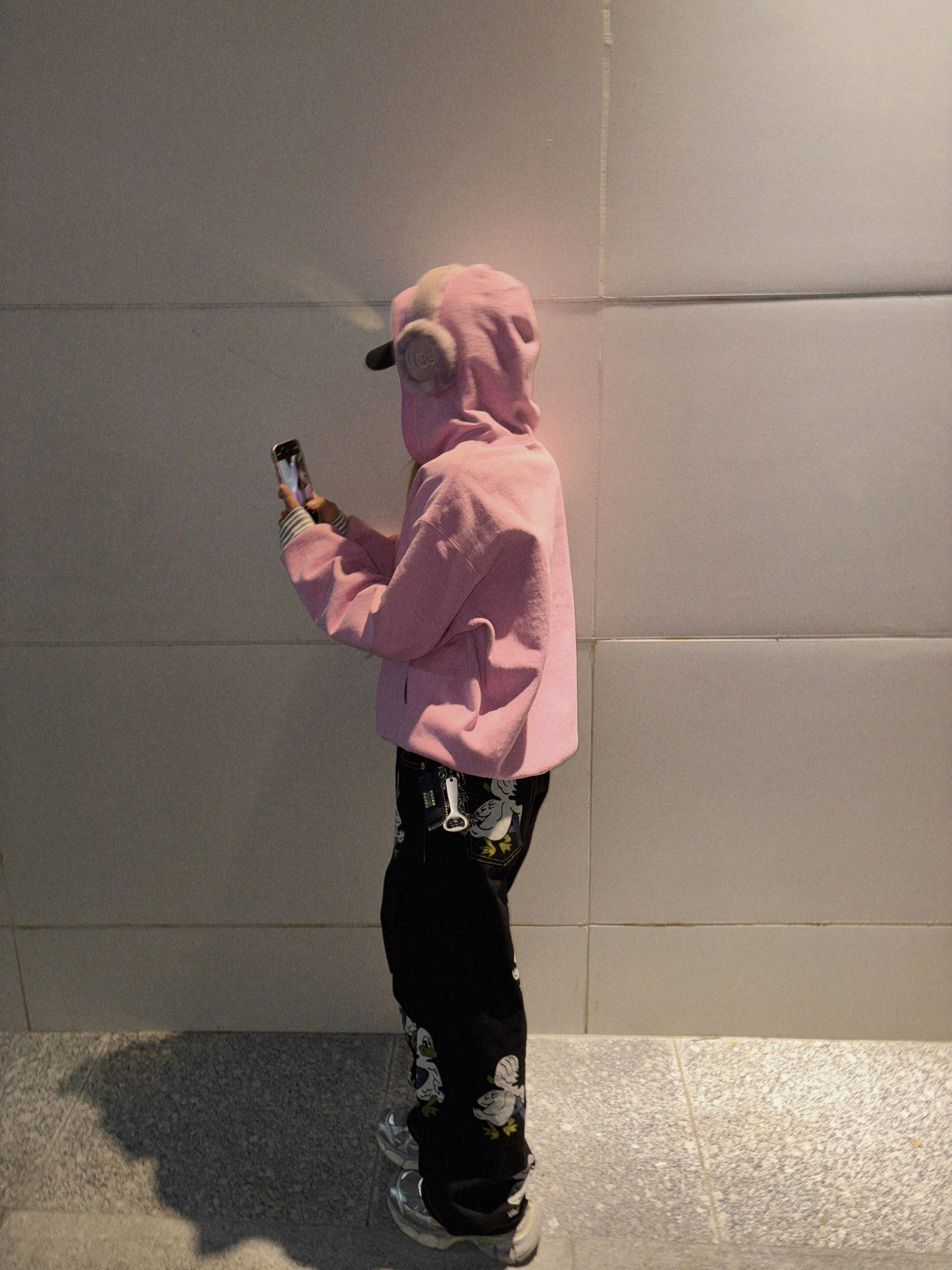 Supreme Box Logo Hooded Sweatshirt Dusty Pink - 24FW, (W) UGG Embroidered Logo Earmuff Apple Blossom 착용 스타일