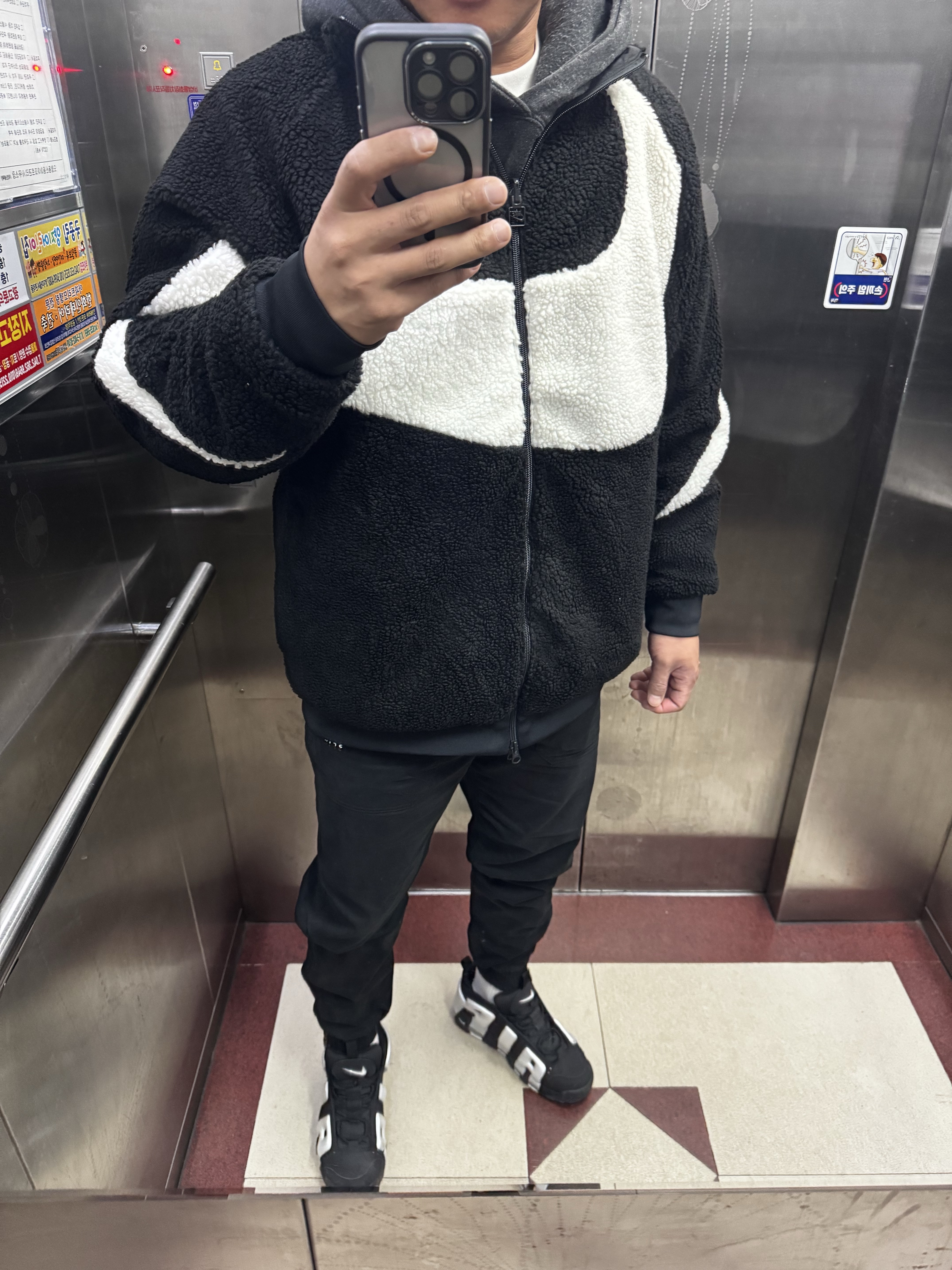 Nike Big Swoosh Full Zip Jacket Black Sail 착용 스타일