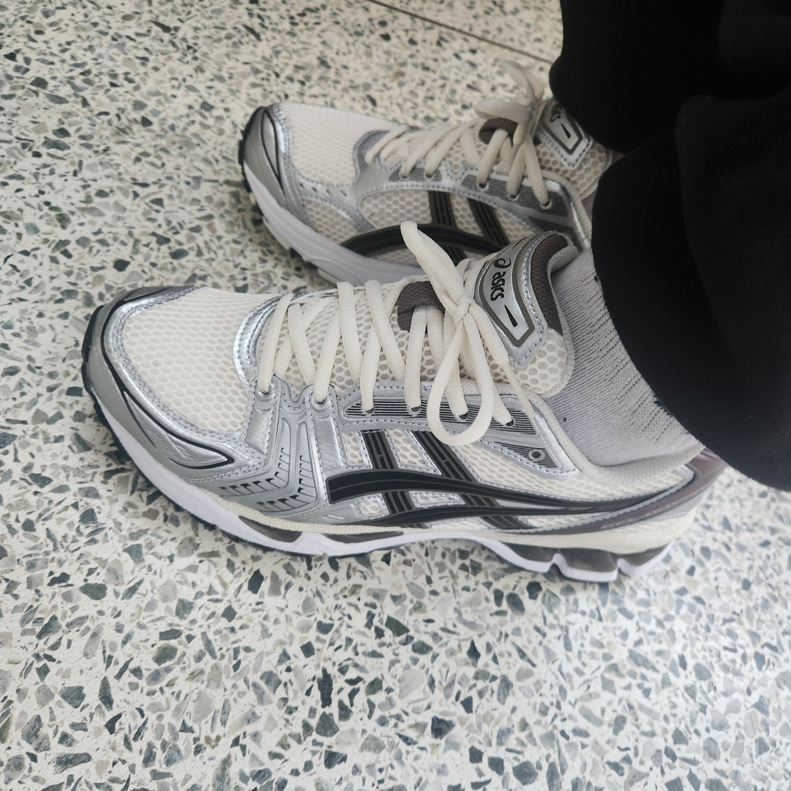 Asics Gel-Kayano 14 Cream Black 착용 스타일