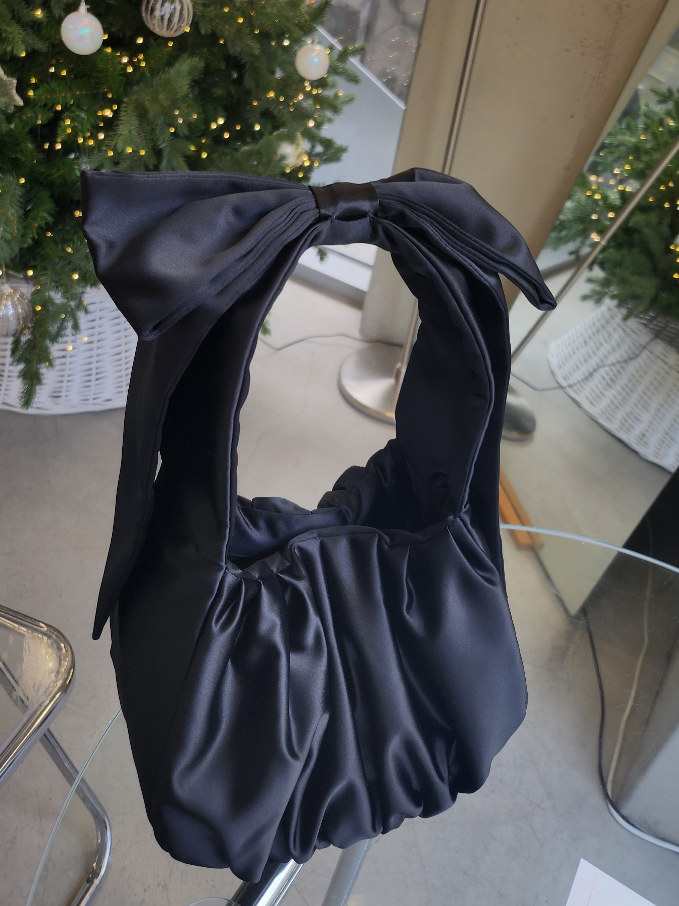 & Other Stories Satin Bow Bag Black 착용 스타일 - 1