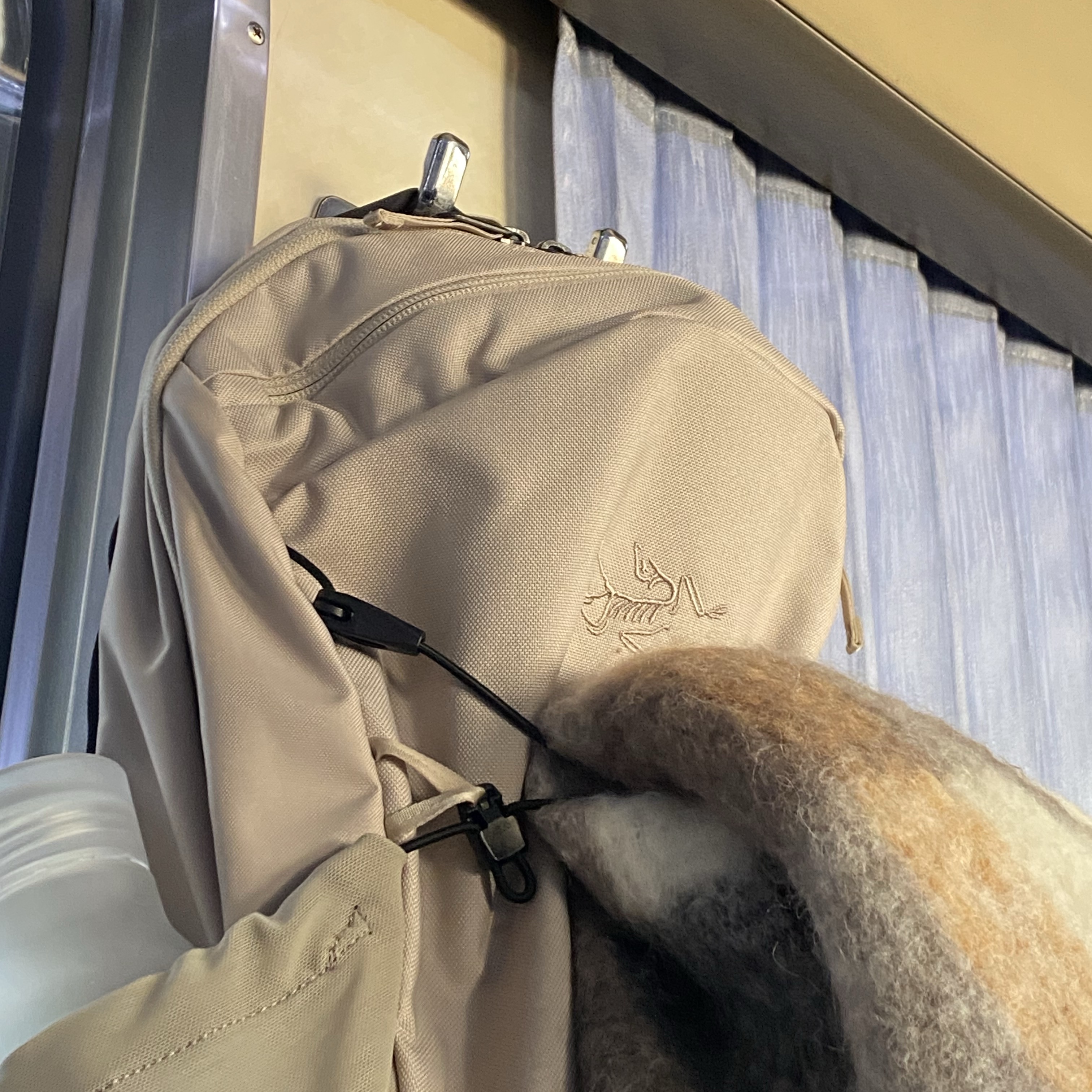 Arc'teryx Mantis 16 Backpack Rune 착용 스타일