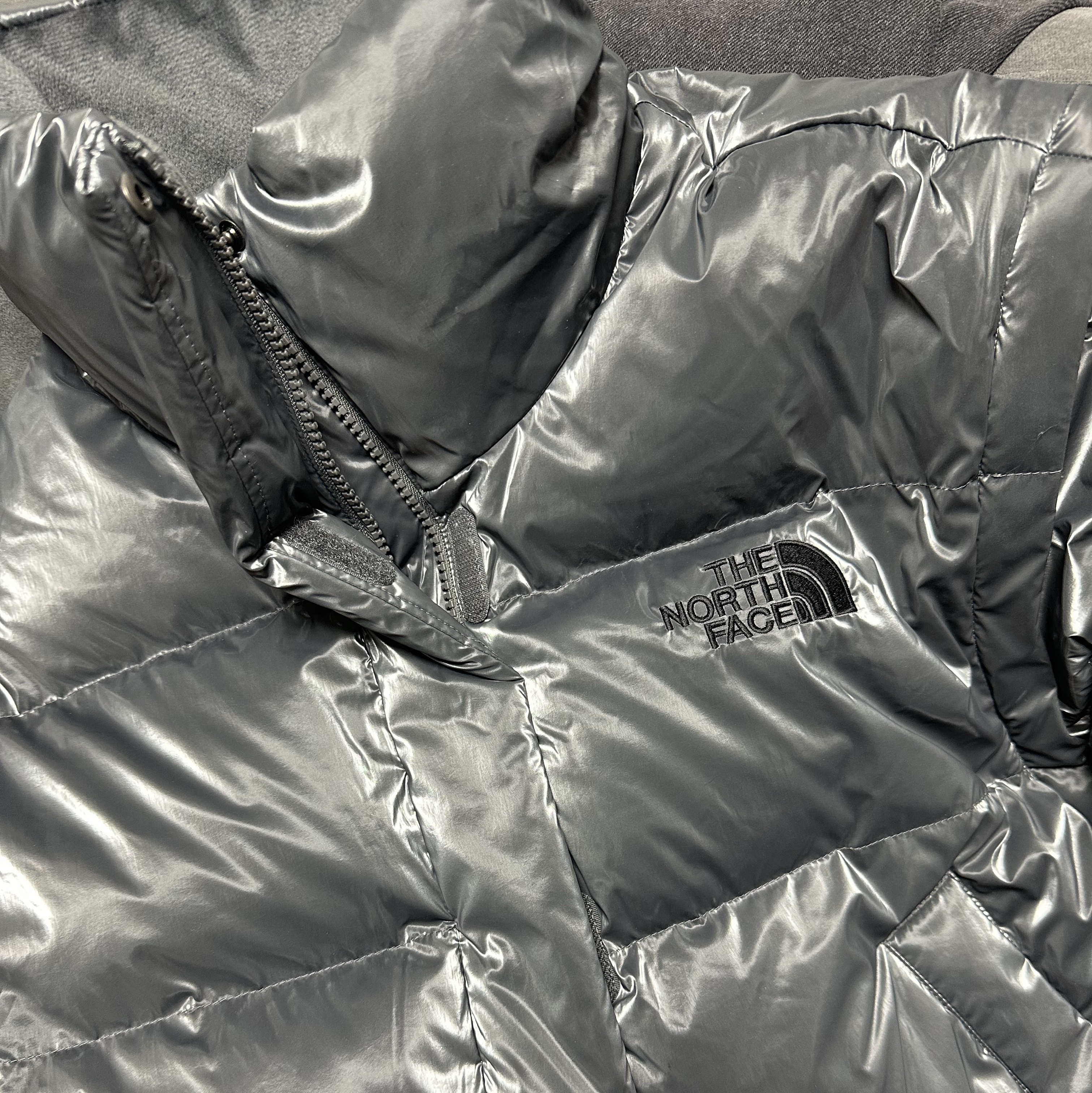 (W) The North Face Glossy Down Jacket Silver Gray 착용 스타일 - 1