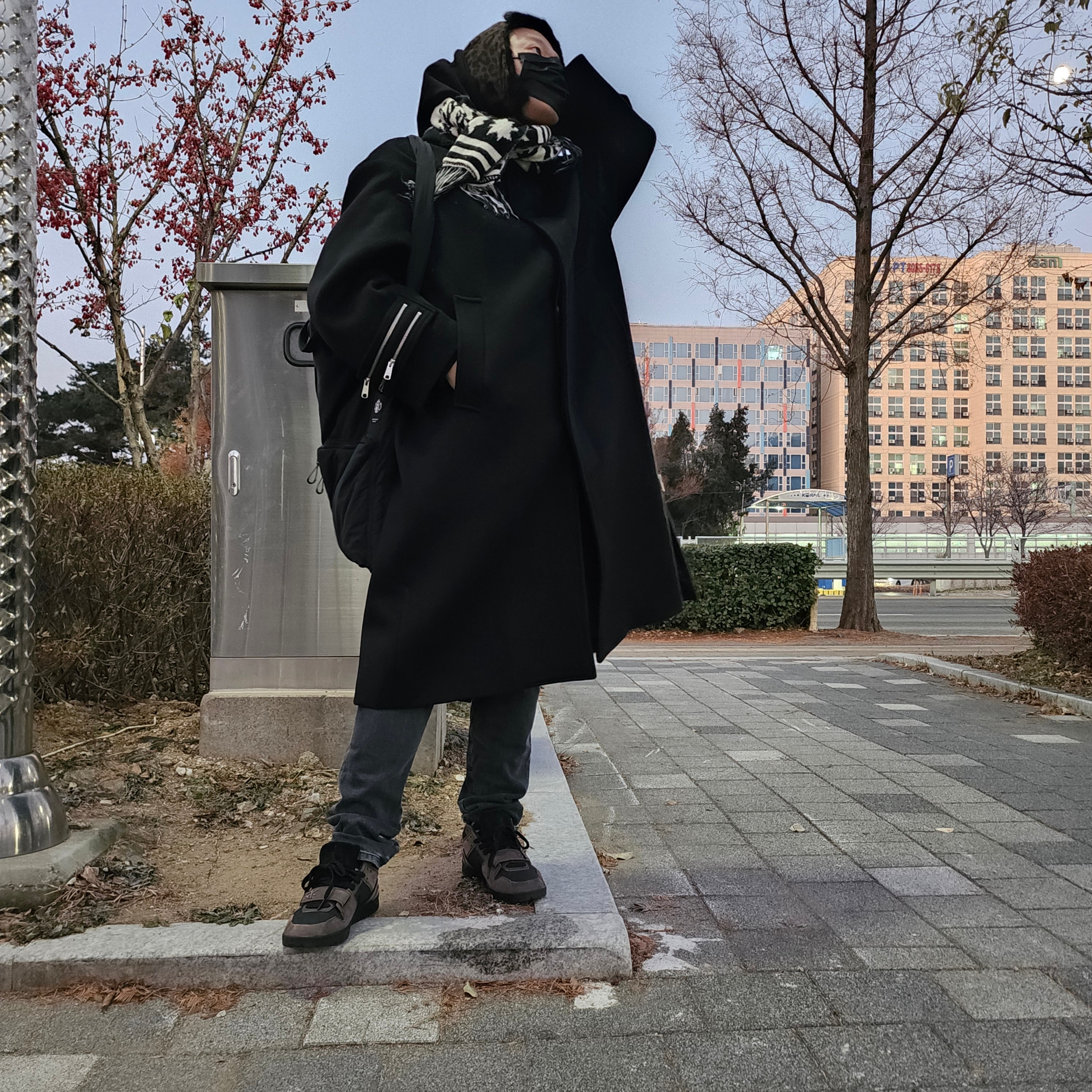 Jordan x Travis Scott Jumpman Jack TR Black and Dark Mocha, Undermycar x Starbucks Overmybag Black 착용 스타일 - 1