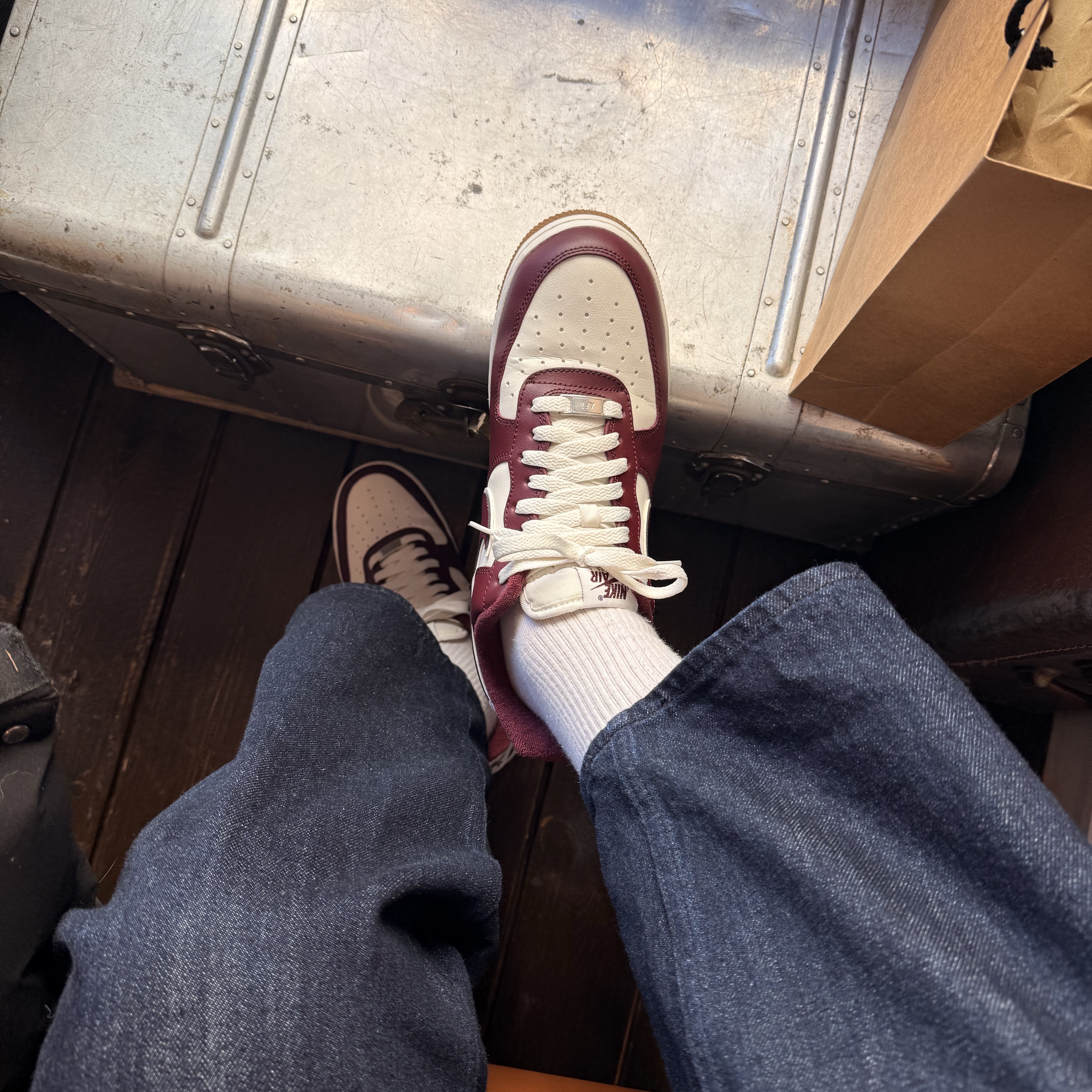 Nike Air Force 1 '07 LV8 Night Maroon 착용 스타일