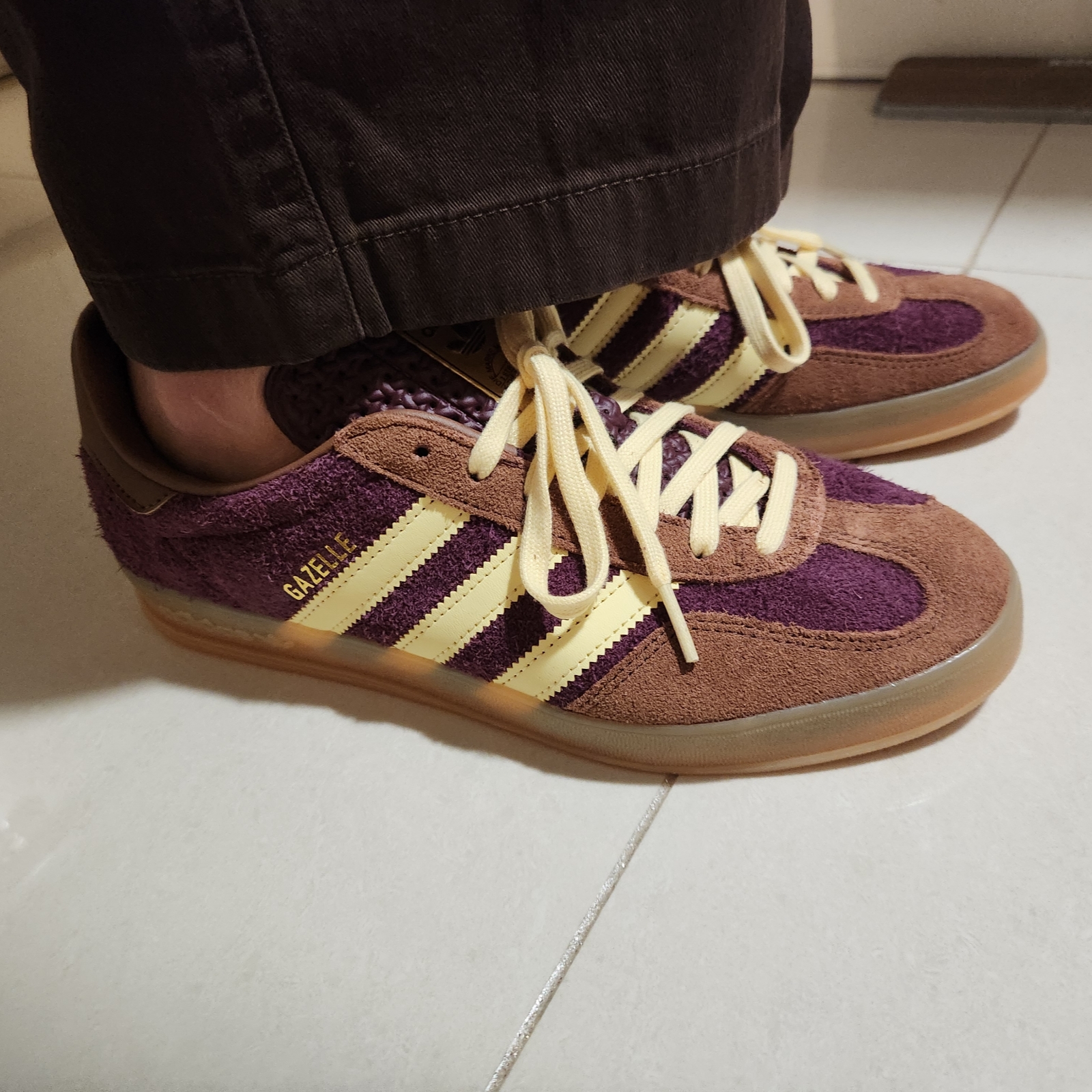Adidas Gazelle Indoor Maroon Almost Yellow 착용 스타일 - 1