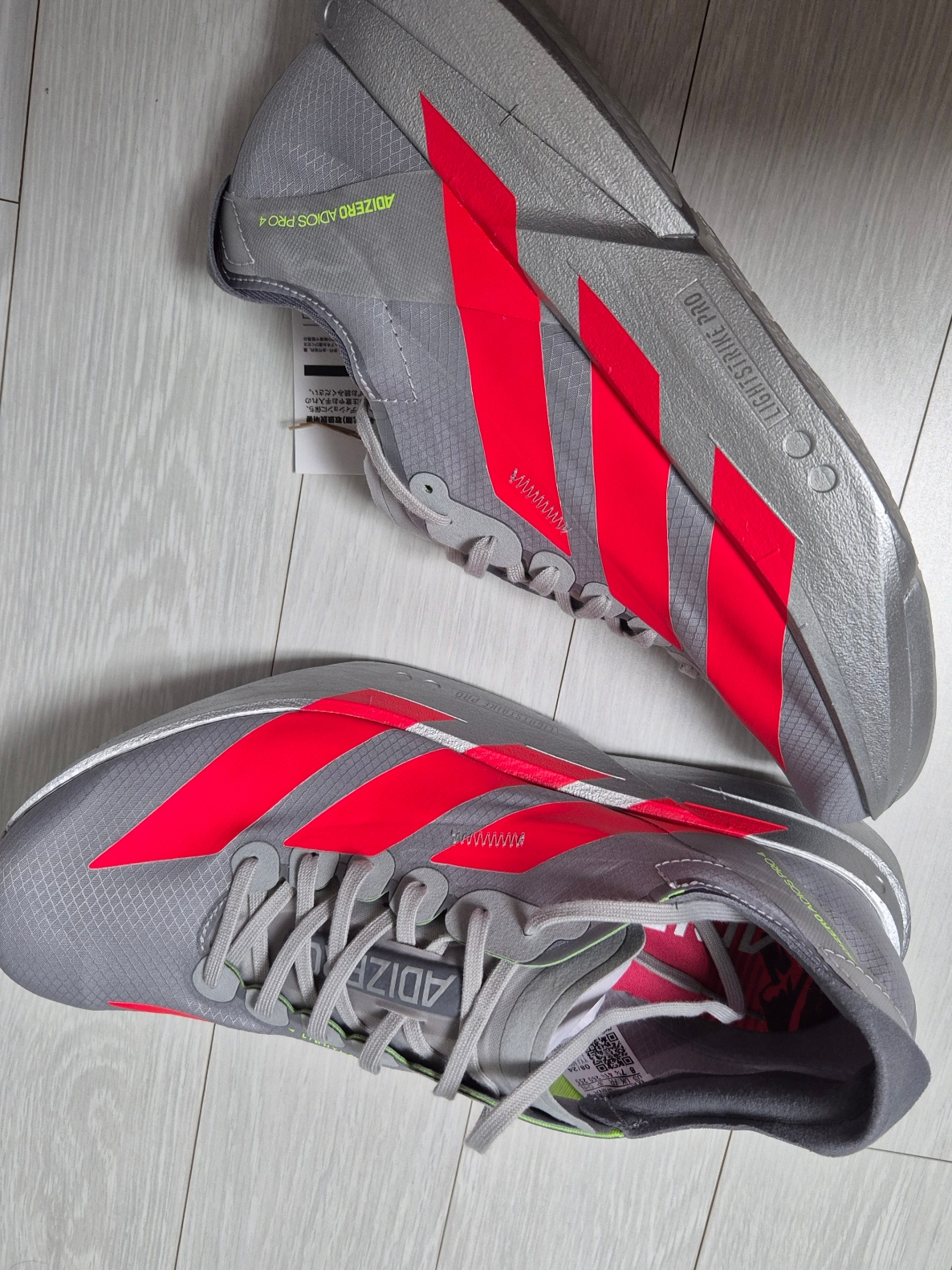 Adidas Adizero Adios Pro 4 Silver Metallic Lucid Red 착용 스타일