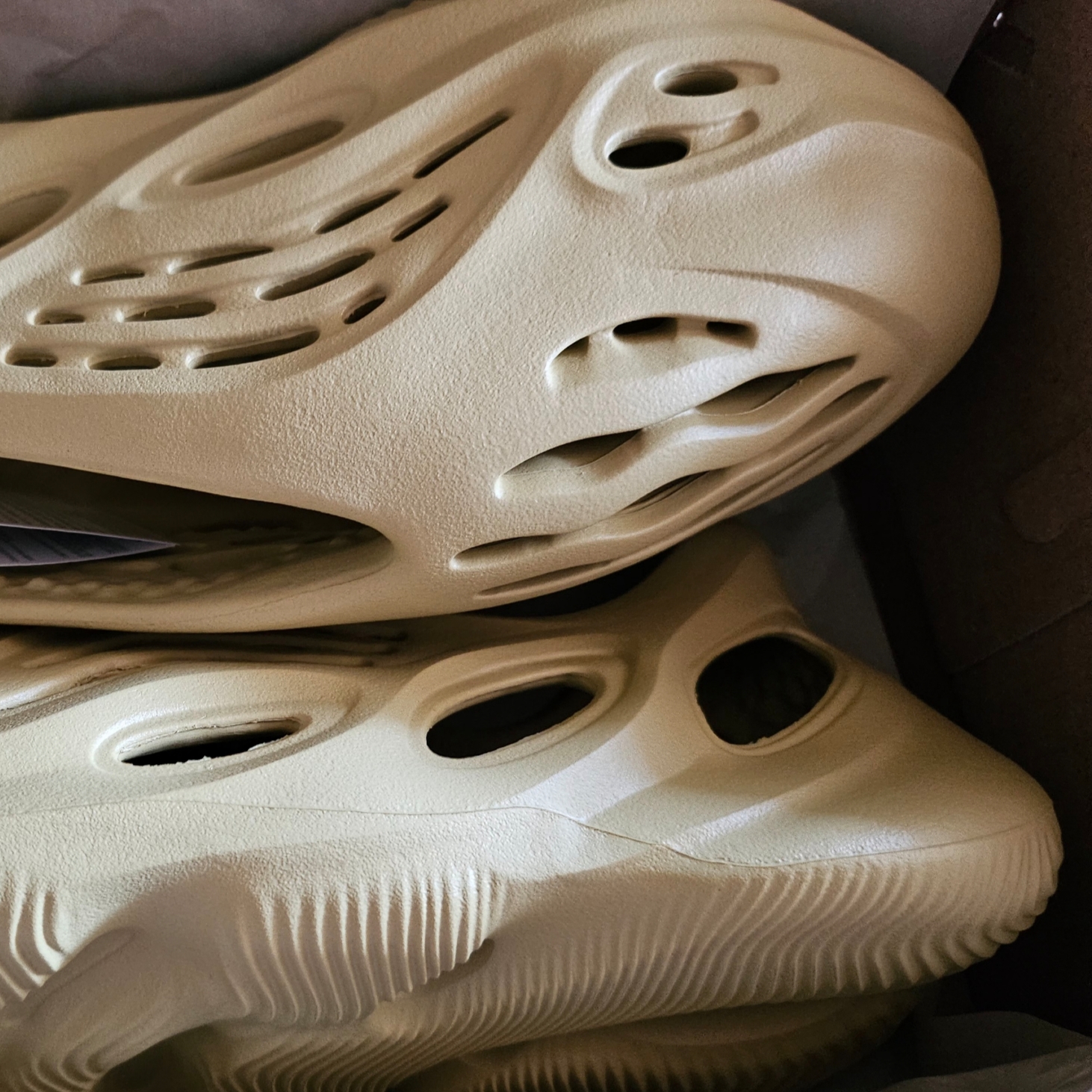 Adidas Yeezy Foam RNNR Sand 착용 스타일