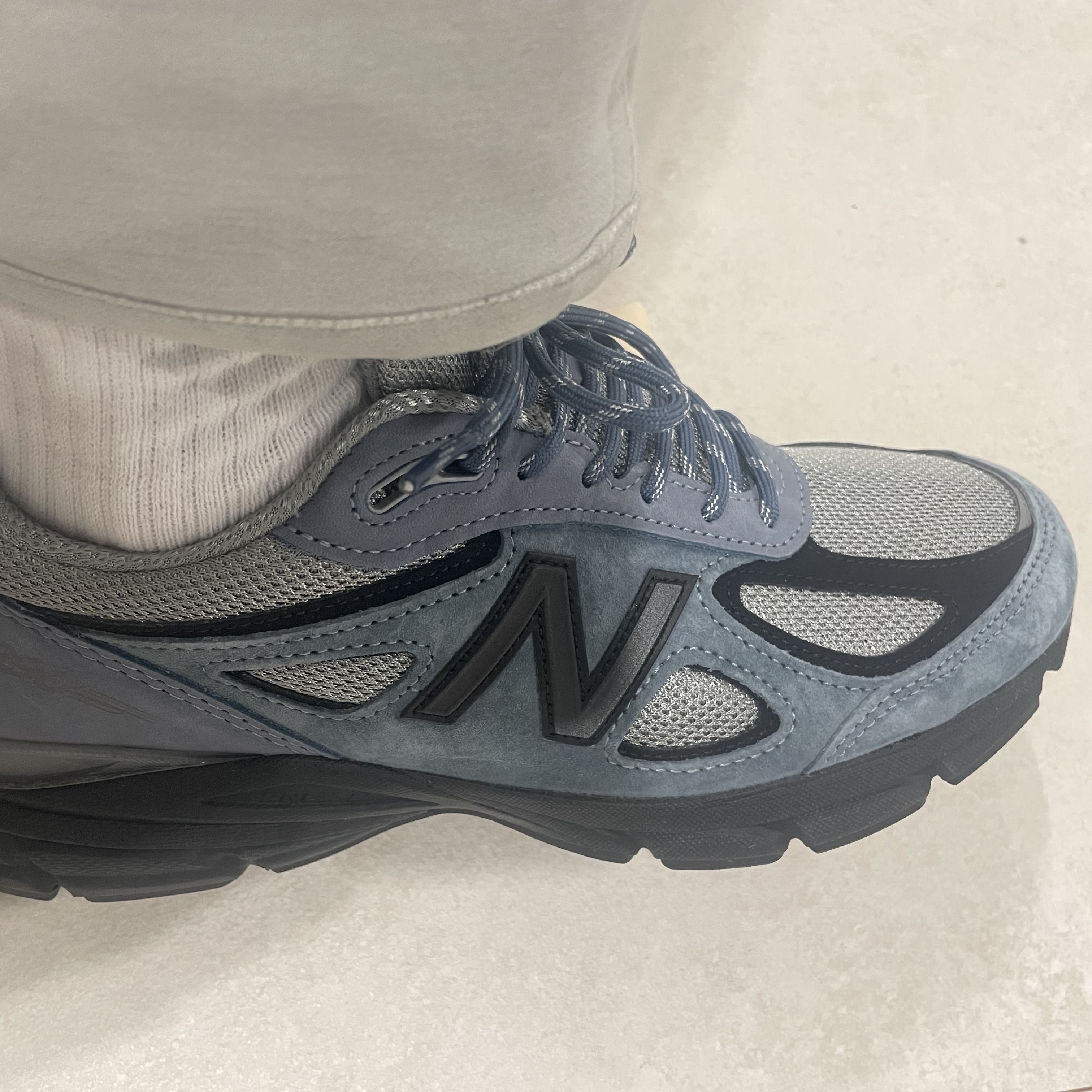 New Balance 990v4 Made in USA Arctic Grey 착용 스타일 - 2