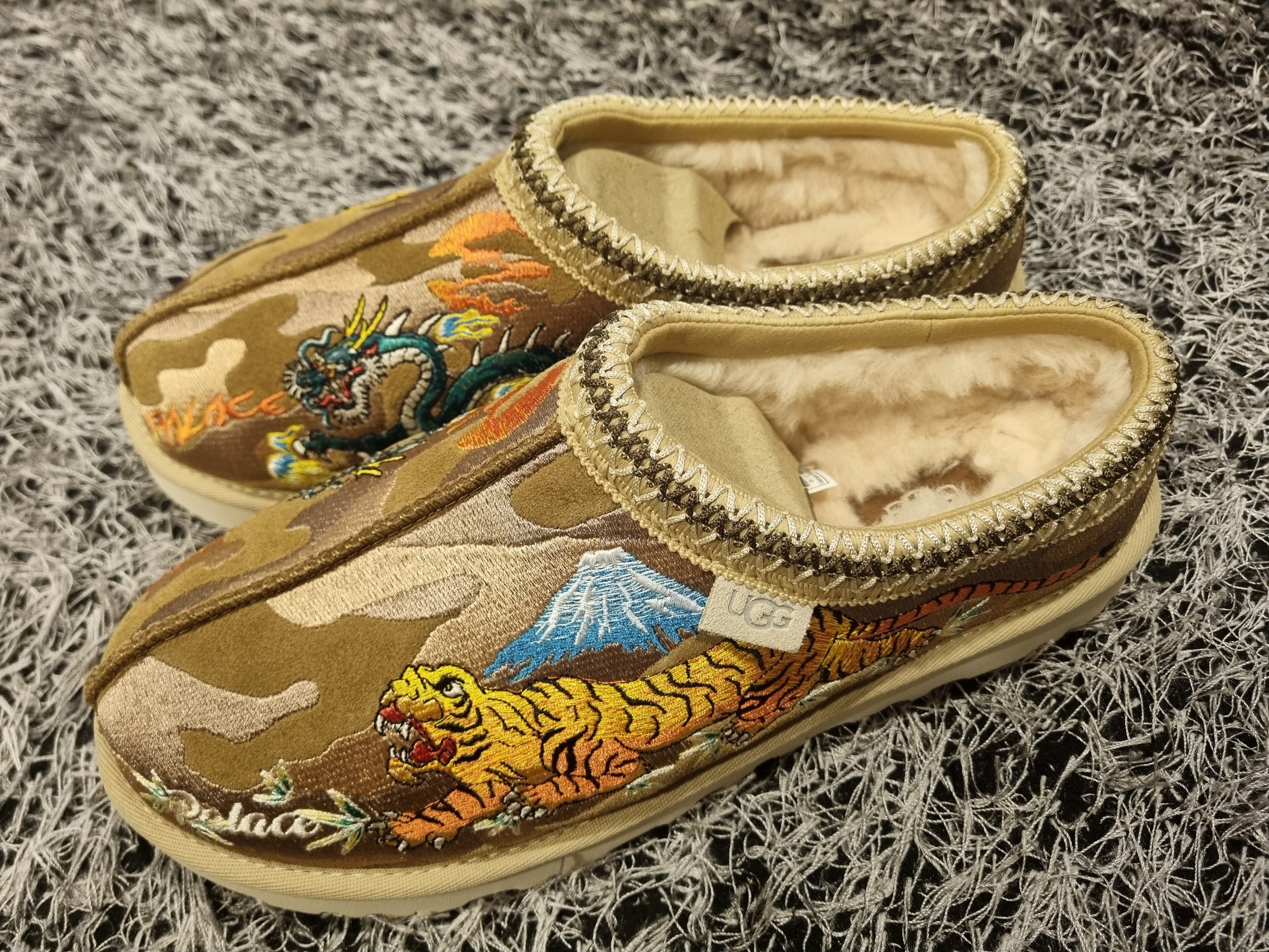 UGG x Palace Tasman Slipper Chestnut Camo 착용 스타일 - 1