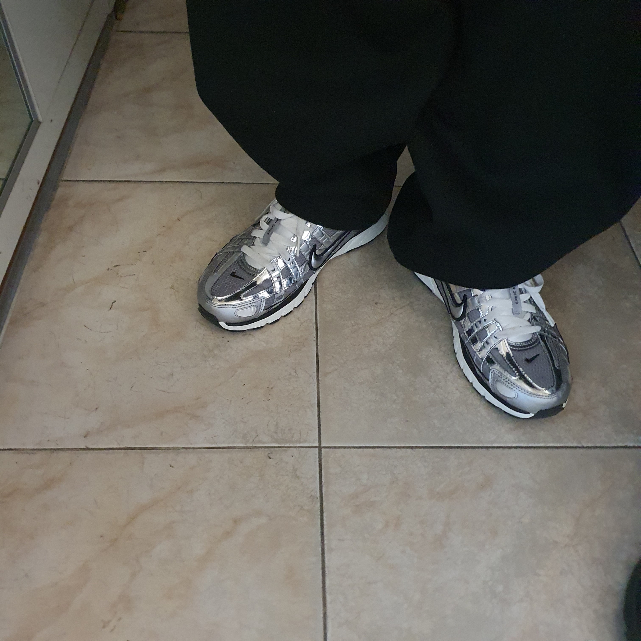Nike P-6000 Metallic Silver 착용 스타일 - 1