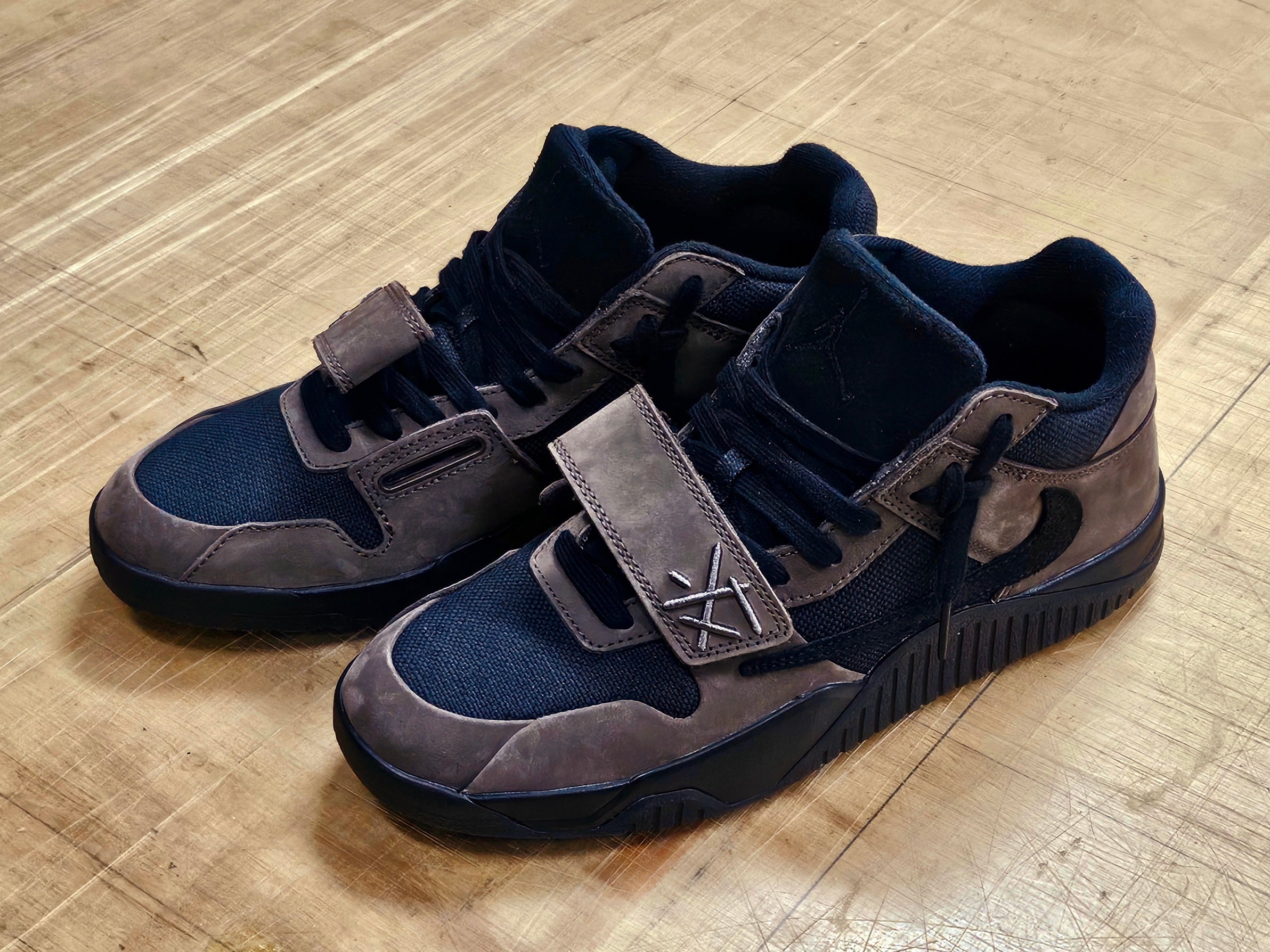 Jordan x Travis Scott Jumpman Jack TR Black and Dark Mocha 착용 스타일 - 2