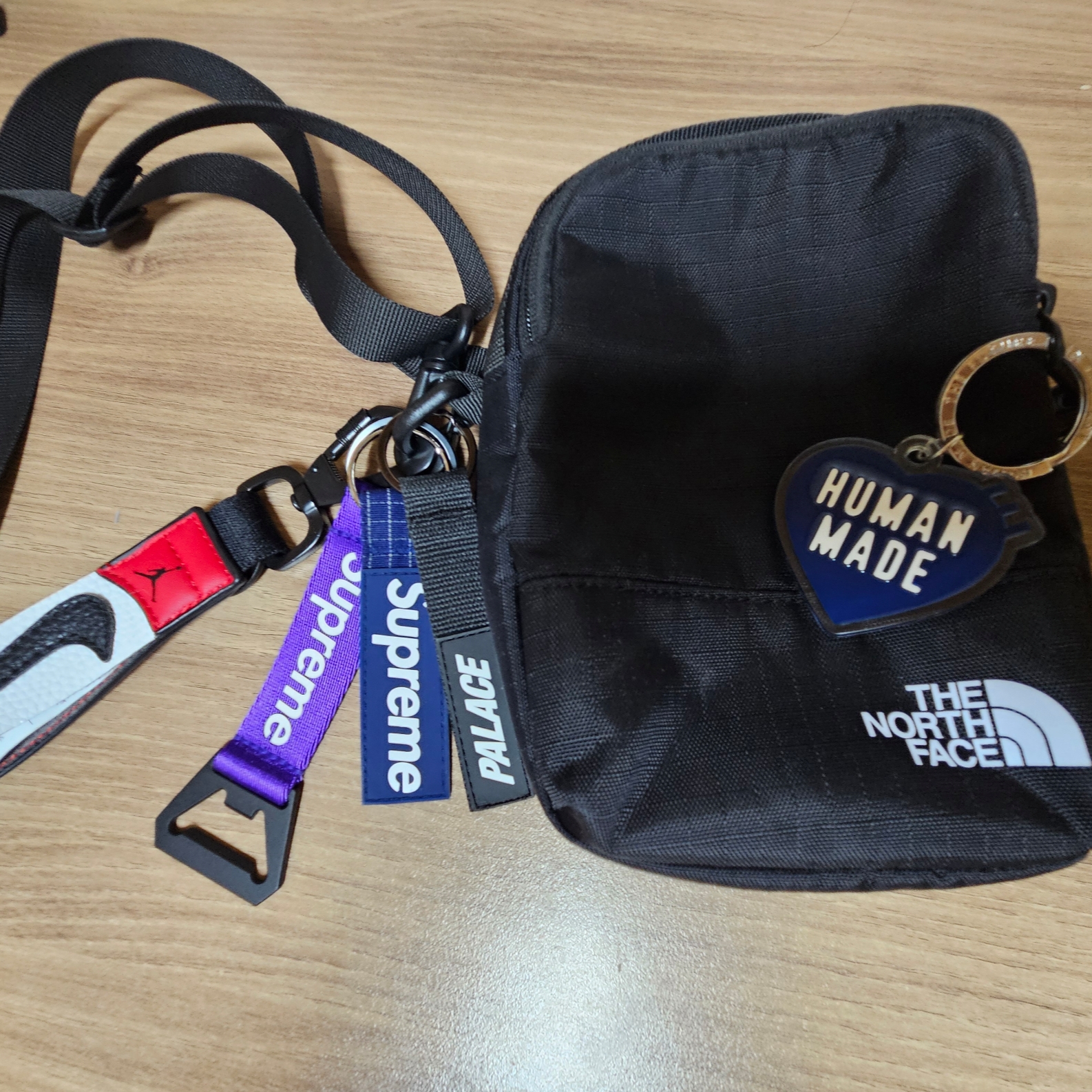 Palace Webbing Keyring Black - 24FW, Supreme Ripstop Keychain Navy - 24SS 착용 스타일