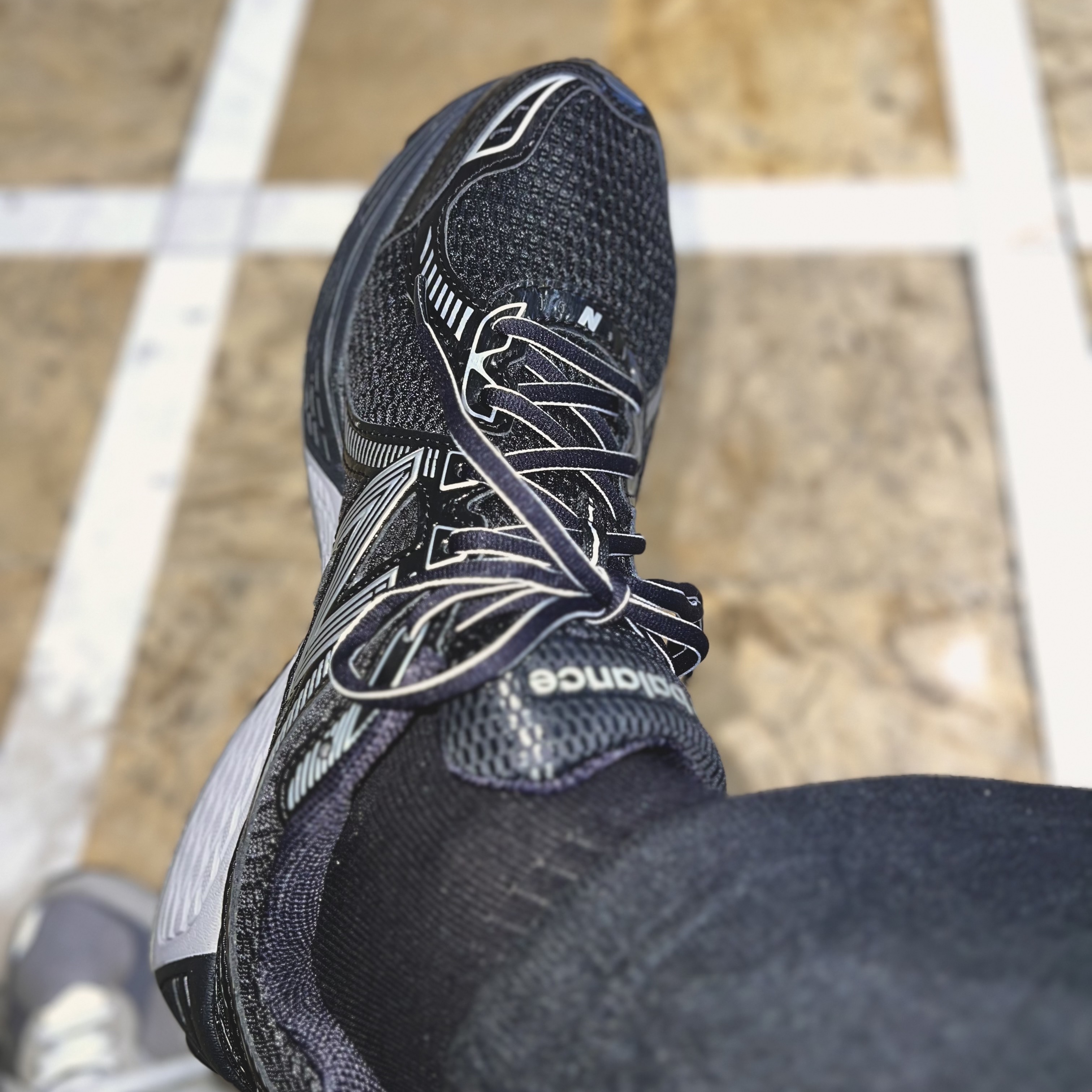 New Balance 860v2 Black Grey 착용 스타일 - 6