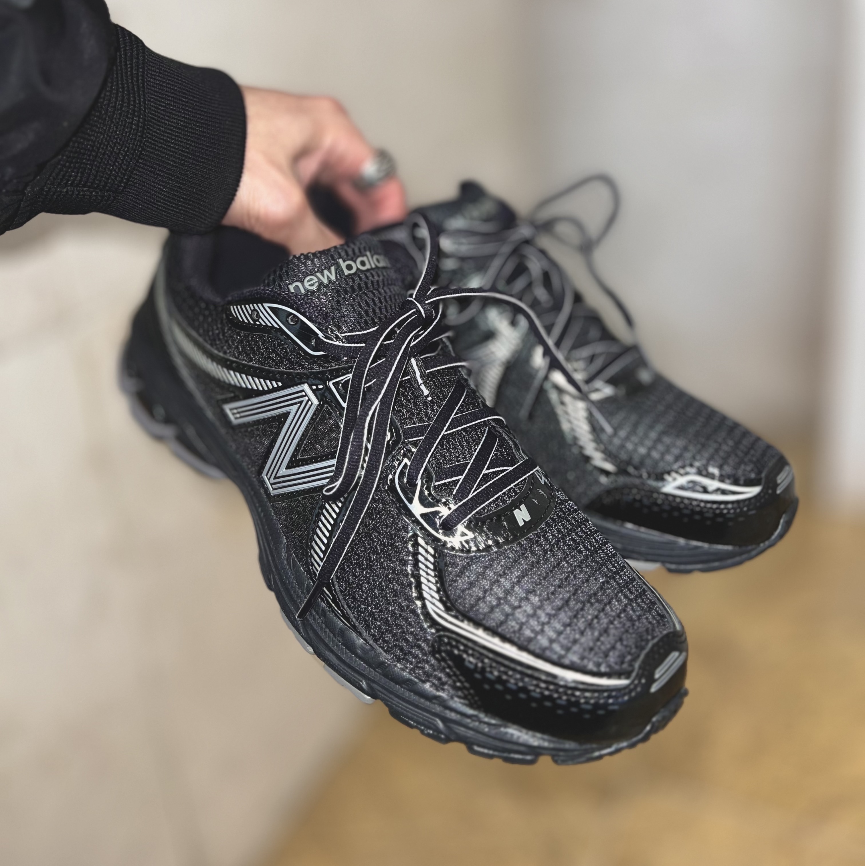 New Balance 860v2 Black Grey 착용 스타일 - 8
