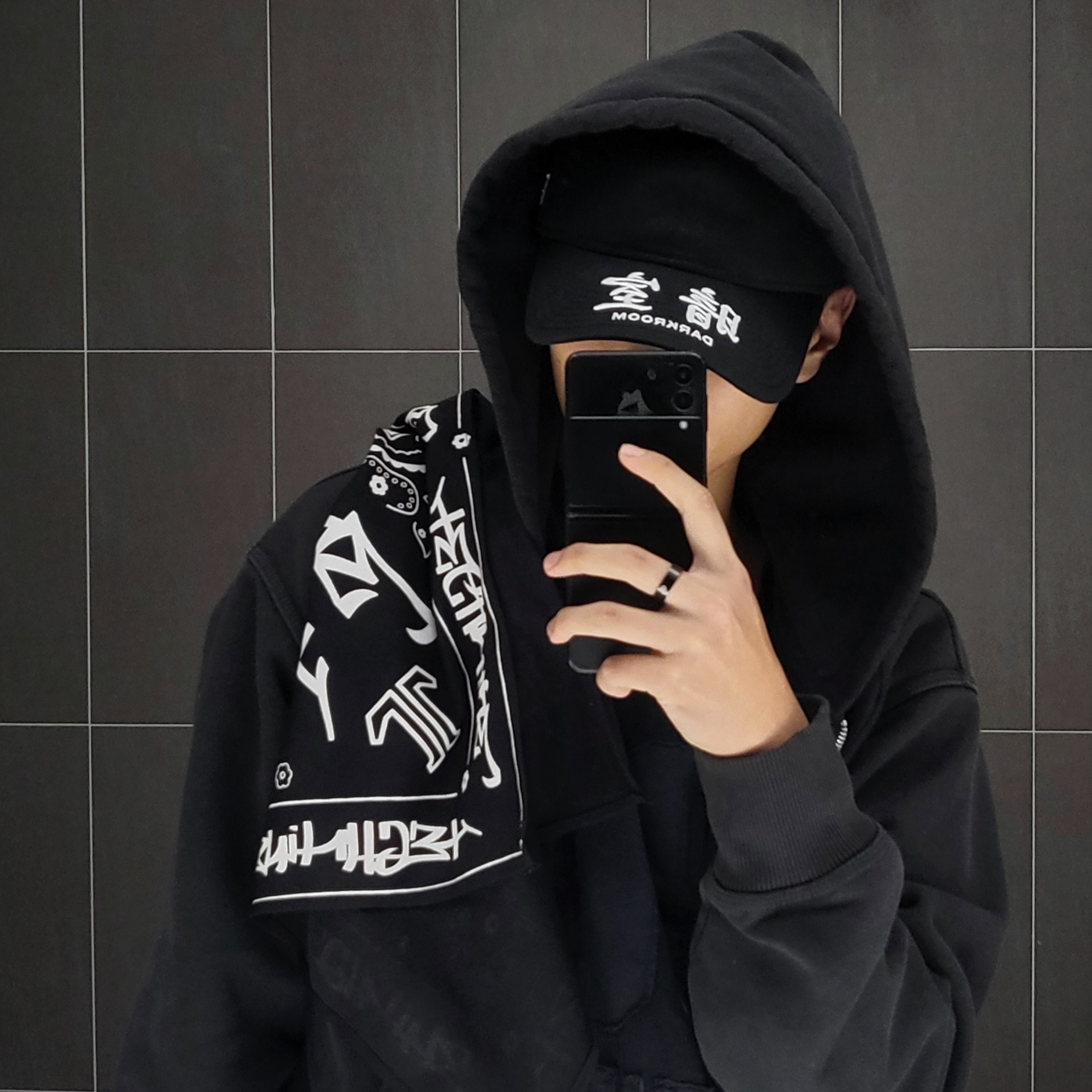 Stussy Basic Zip Hoodie Black, Darkr8m Studio x New Era Unstructured Ball Cap Black 착용 스타일 - 1