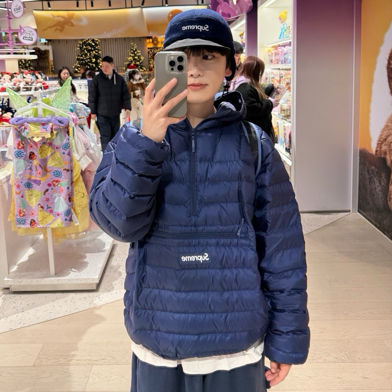 Supreme Polartec Earflap Camp Cap Navy - 24FW, Supreme Micro Down Half Zip Hooded Pullover Navy - 24FW 착용 스타일 - 1