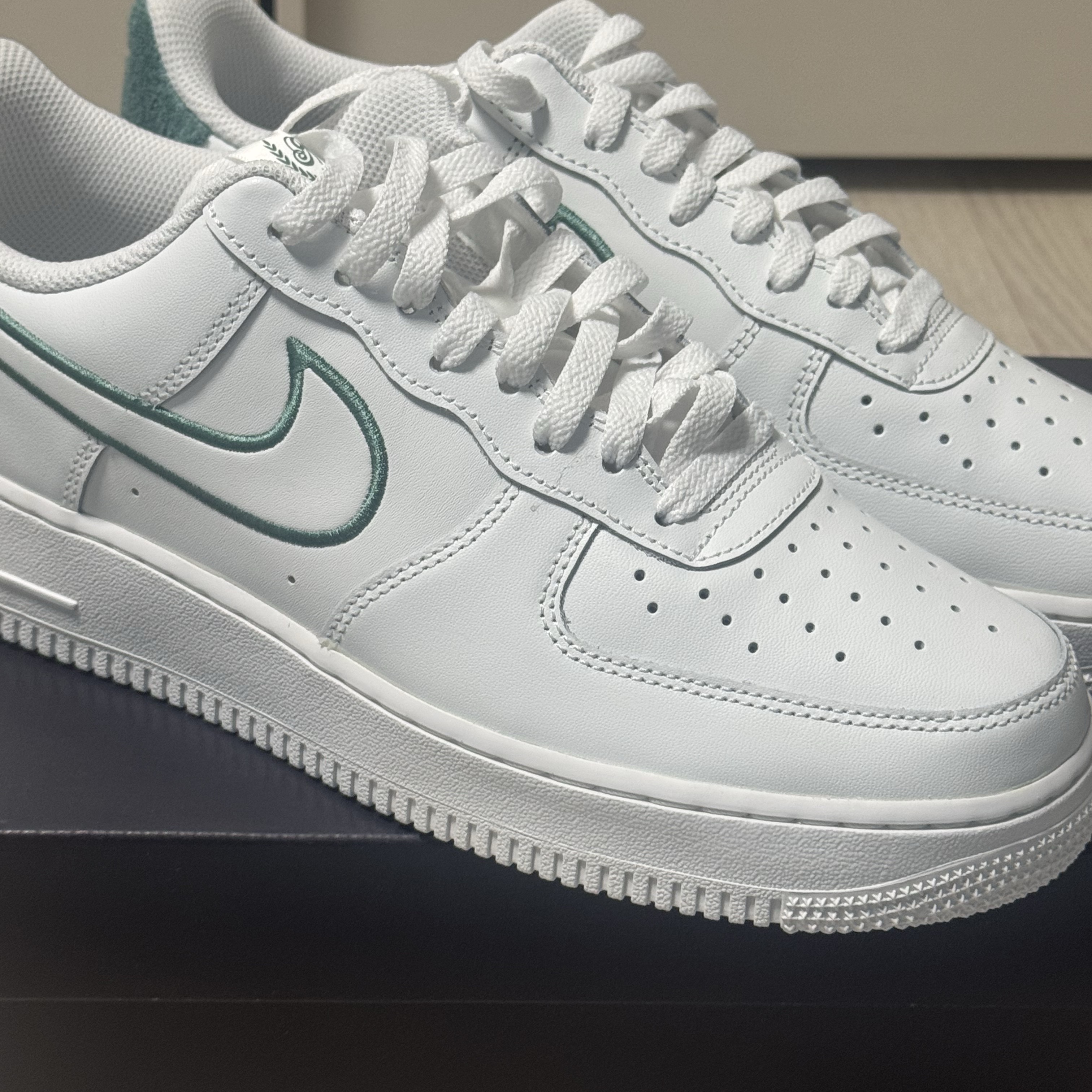 Nike Air Force 1 Low '07 LV8 Summit White Bicoastal 착용 스타일