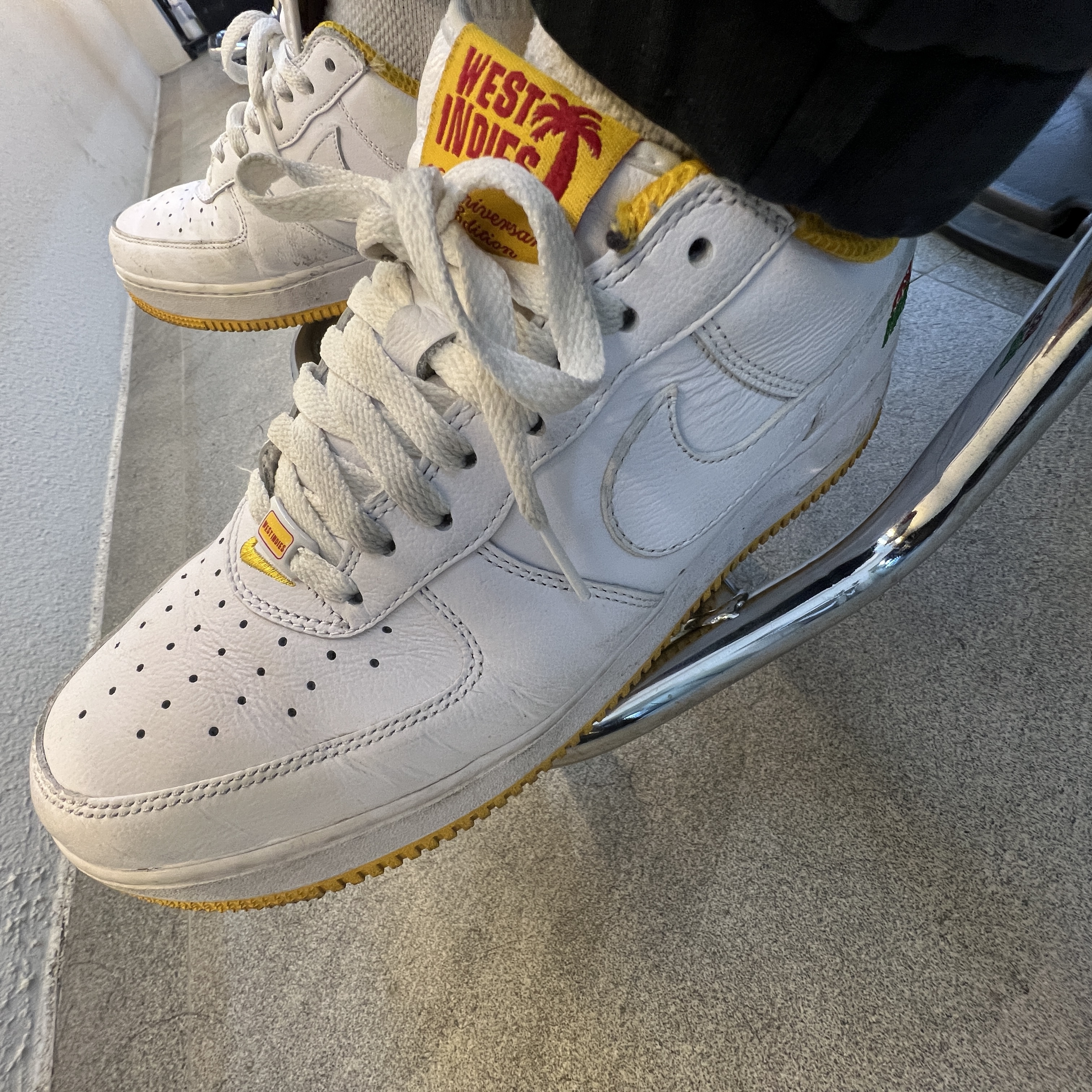 Nike Air Force 1 Low Retro QS West Indies University Gold 착용 스타일